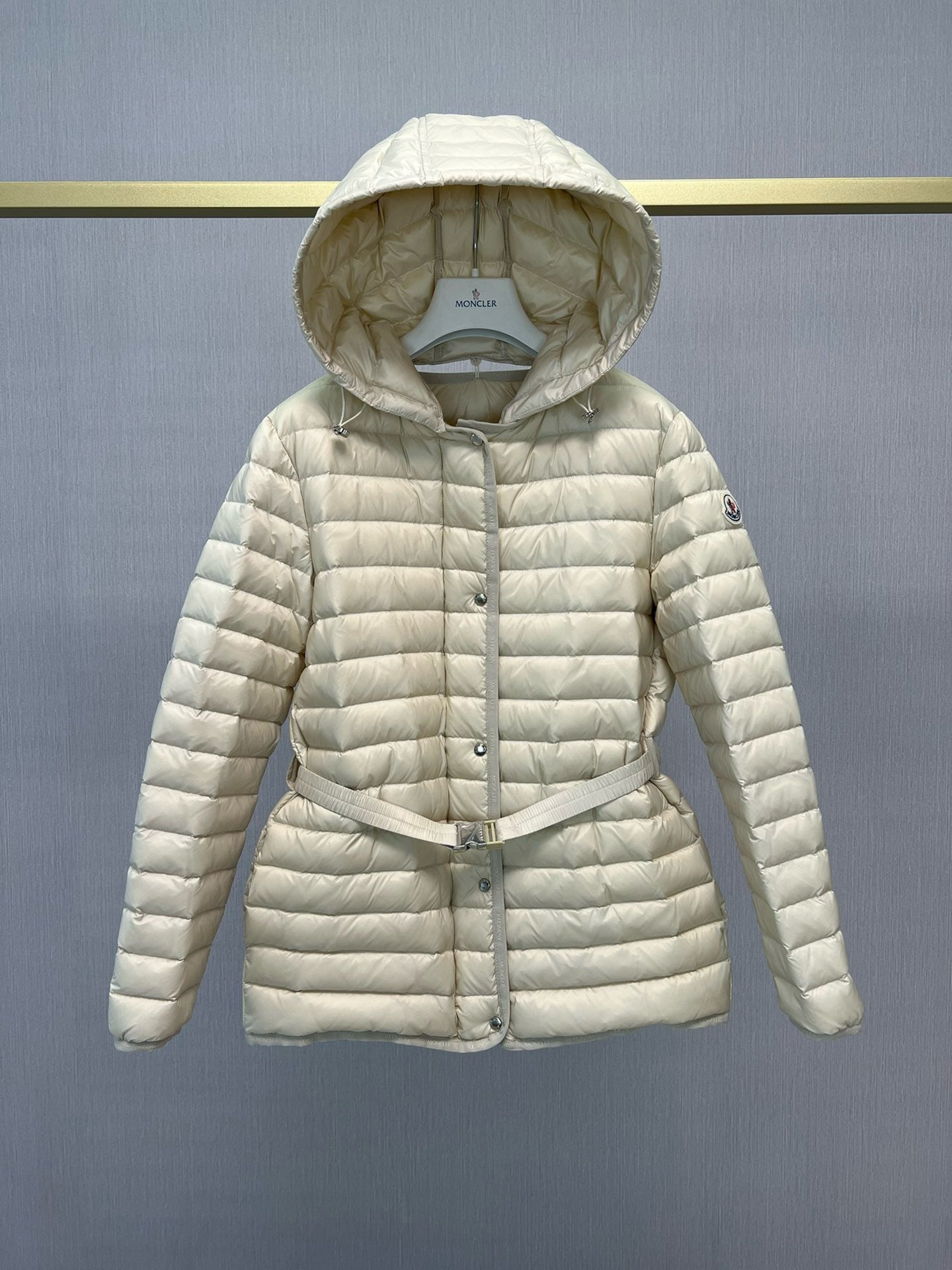 Chaqueta blanca y negra