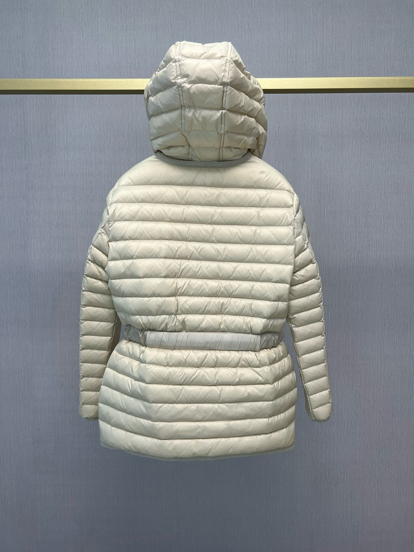 Chaqueta blanca y negra