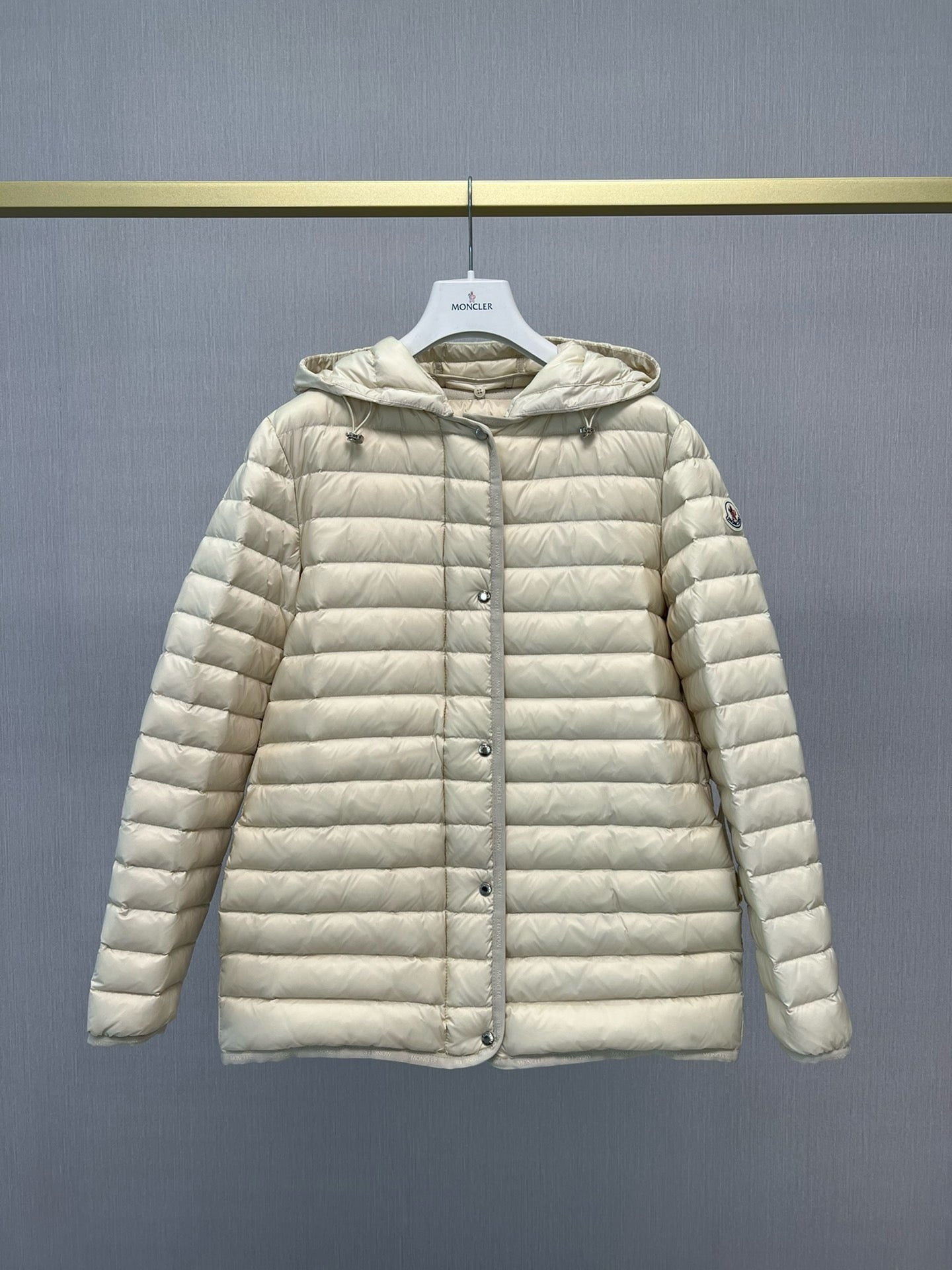 Chaqueta blanca y negra