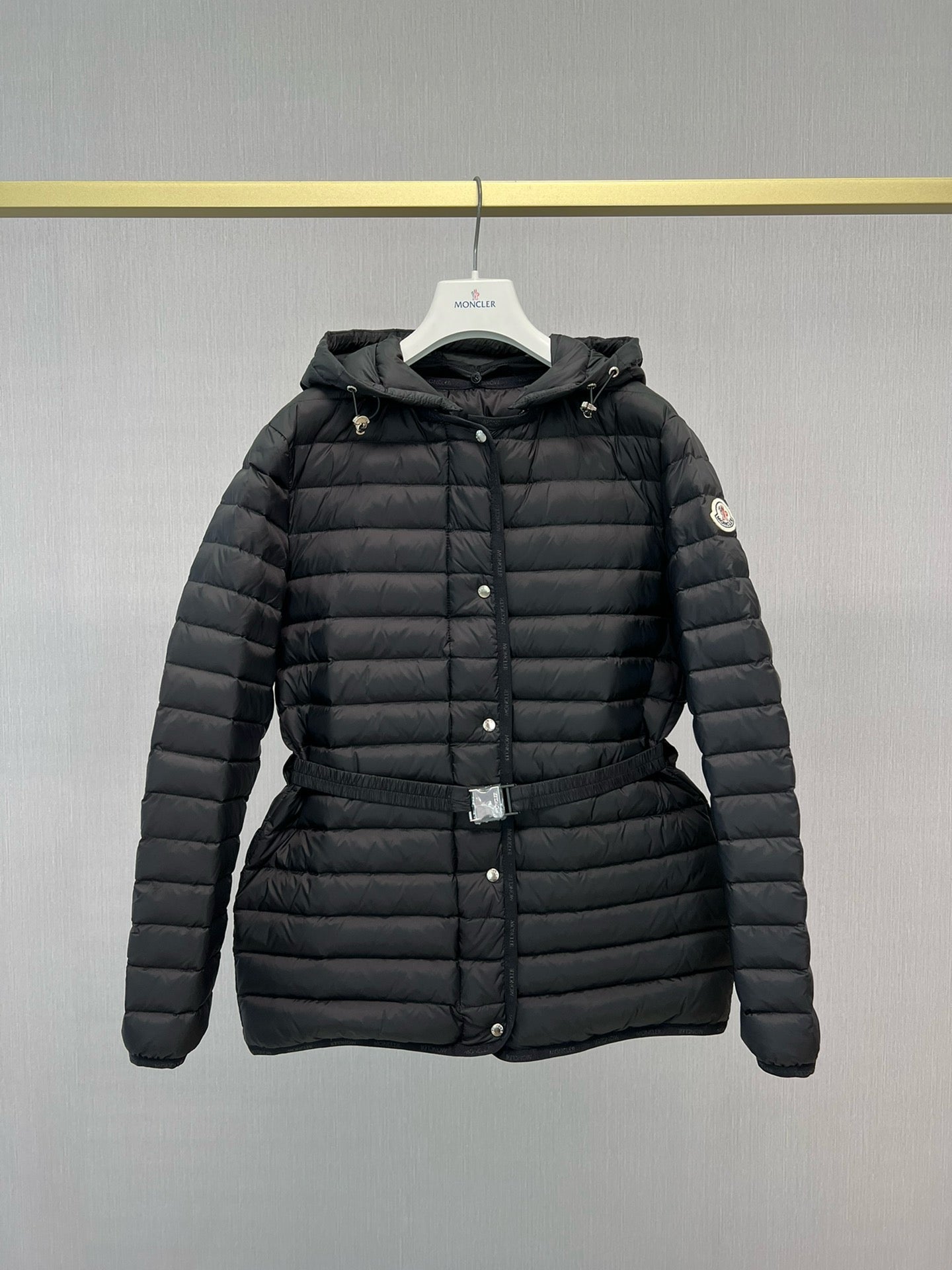 Chaqueta blanca y negra