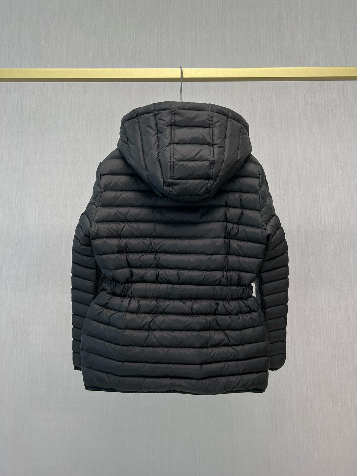 Chaqueta blanca y negra