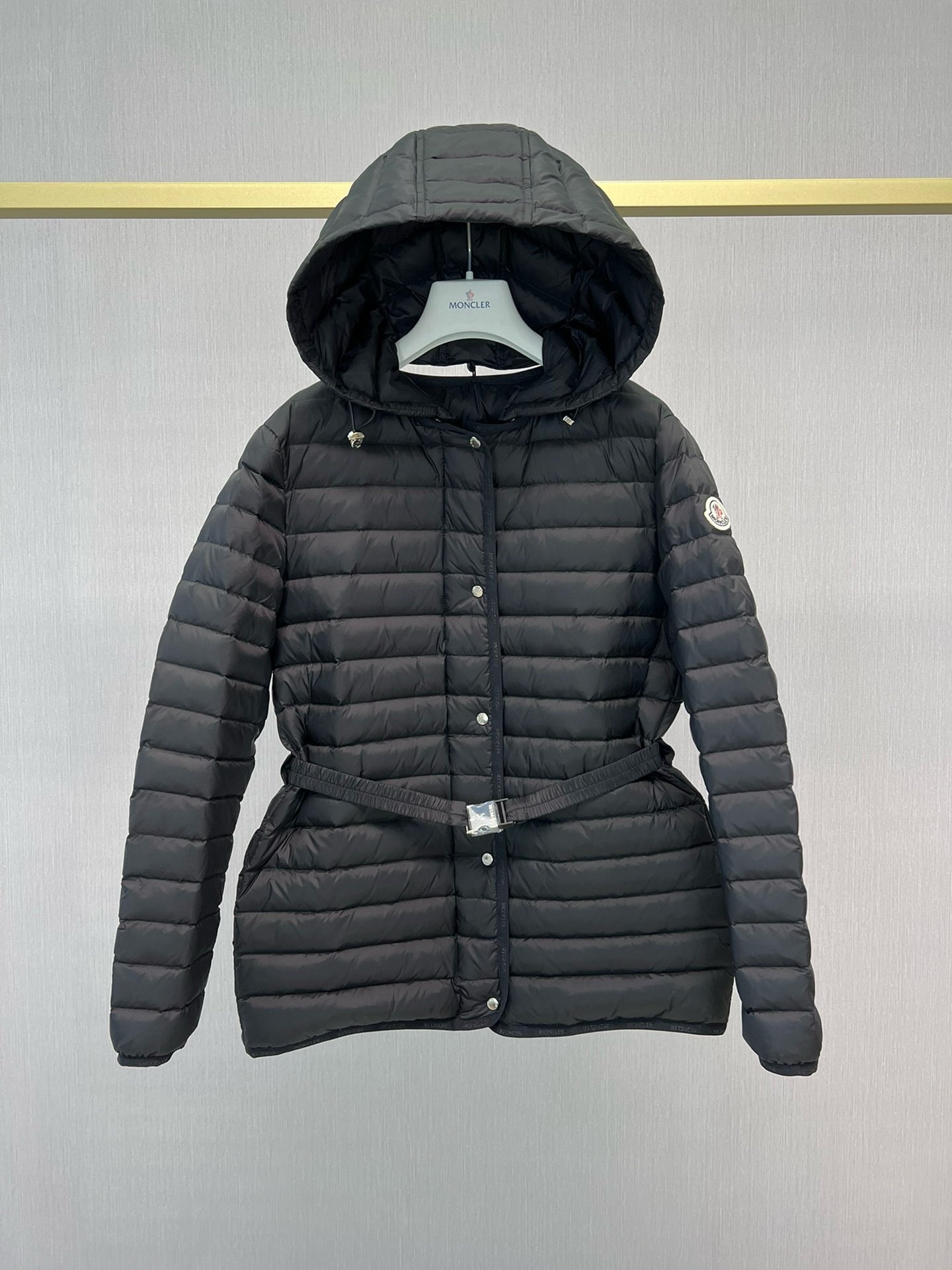 Chaqueta blanca y negra