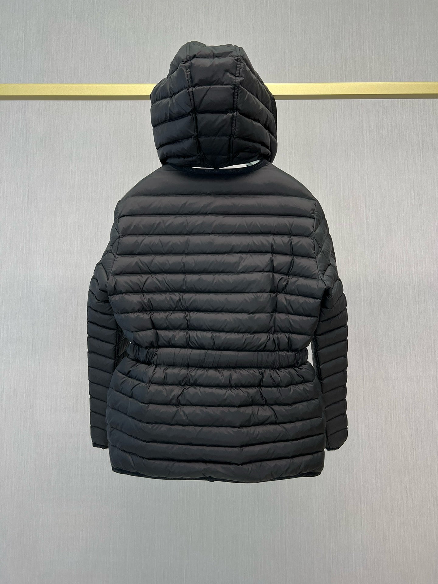 Chaqueta blanca y negra