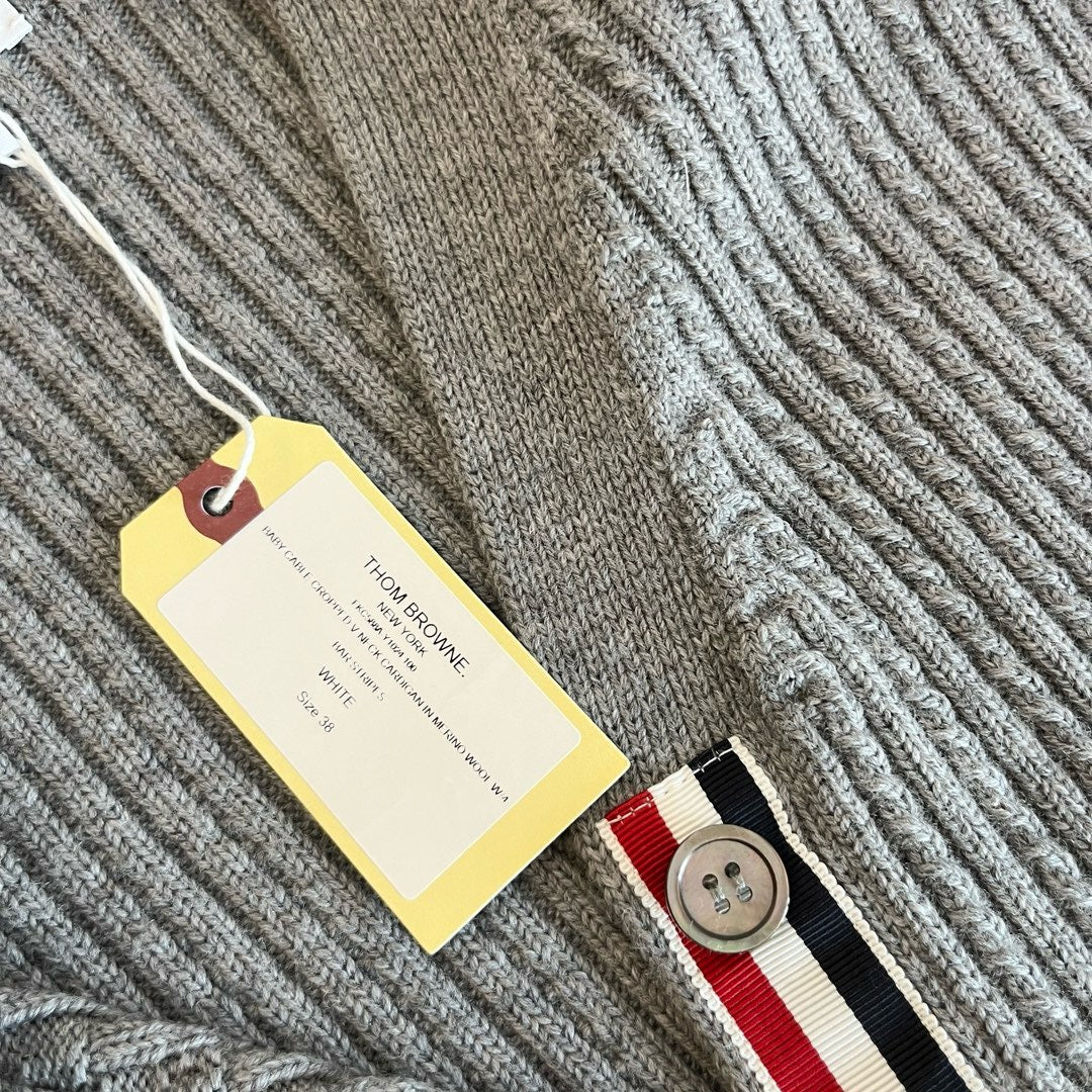 Chaqueta gris y blanca
