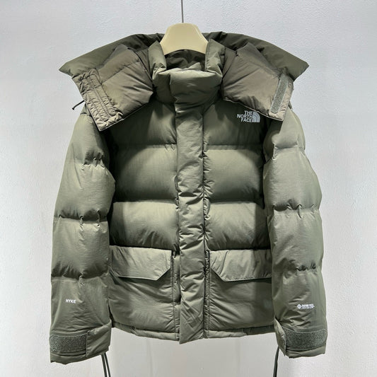 Chaqueta gris y negra