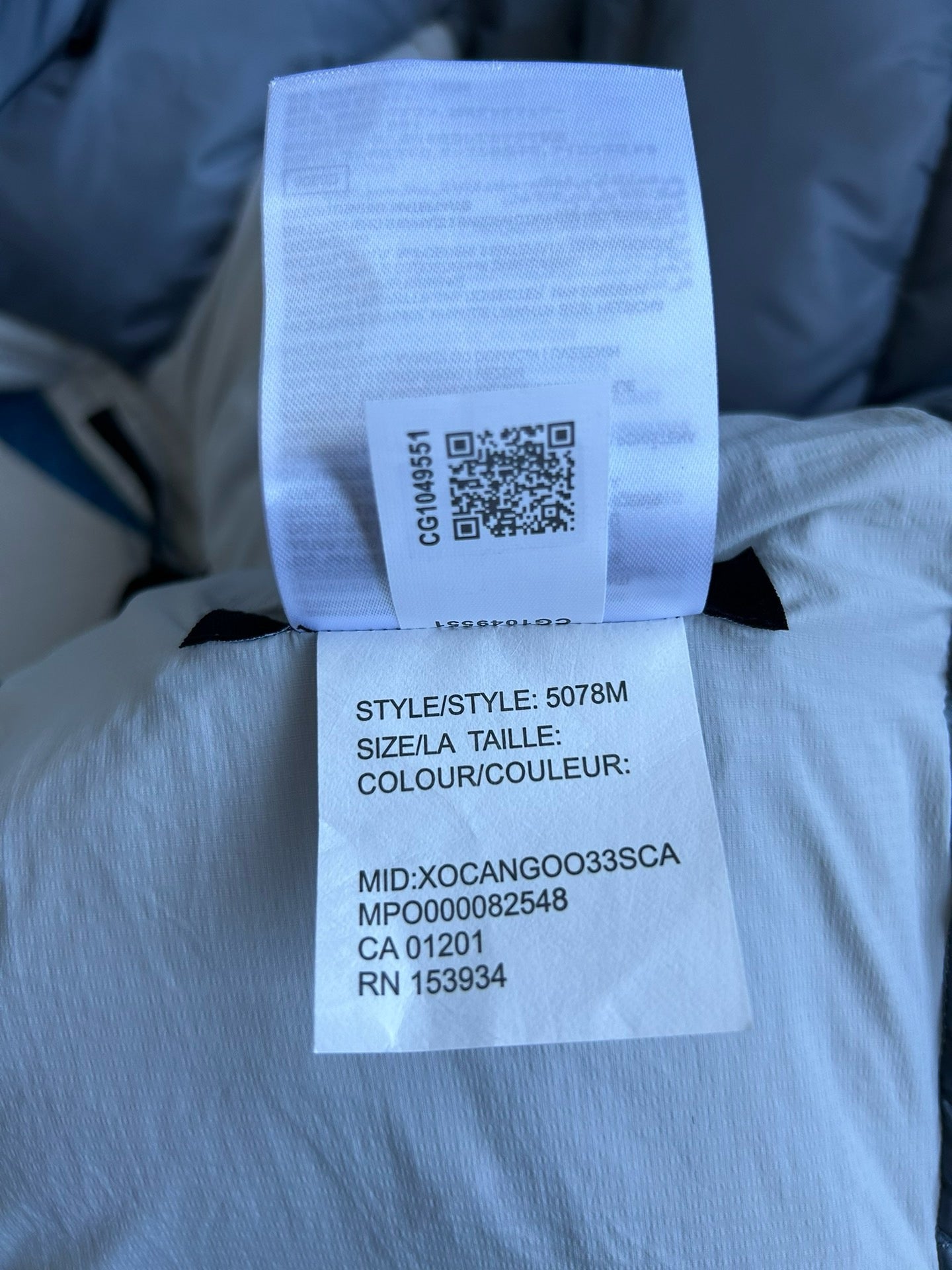 سترة سوداء وبيضاء