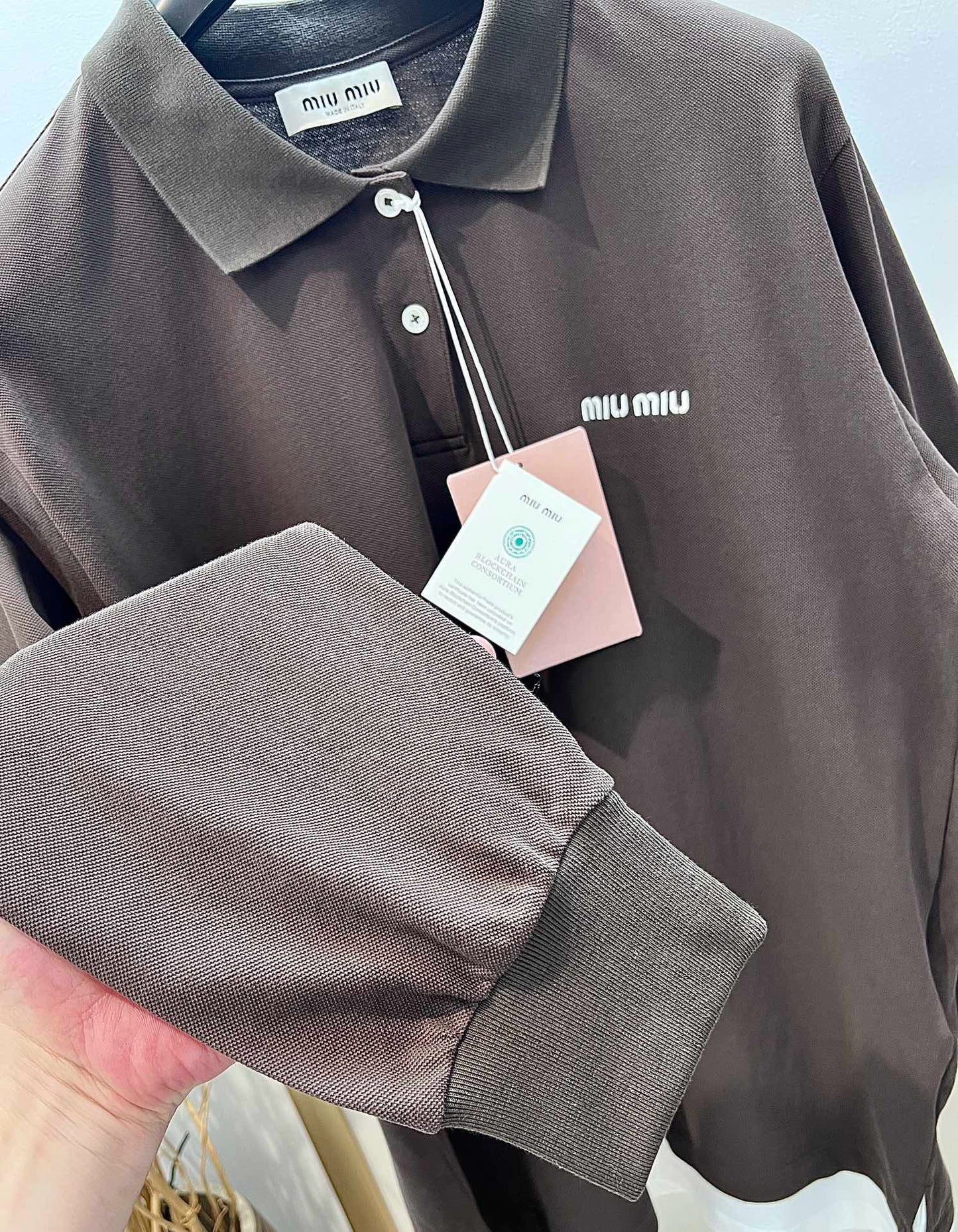 Blaues und braunes Trikot