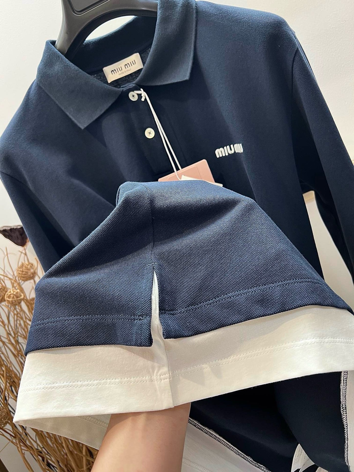 Blaues und braunes Trikot