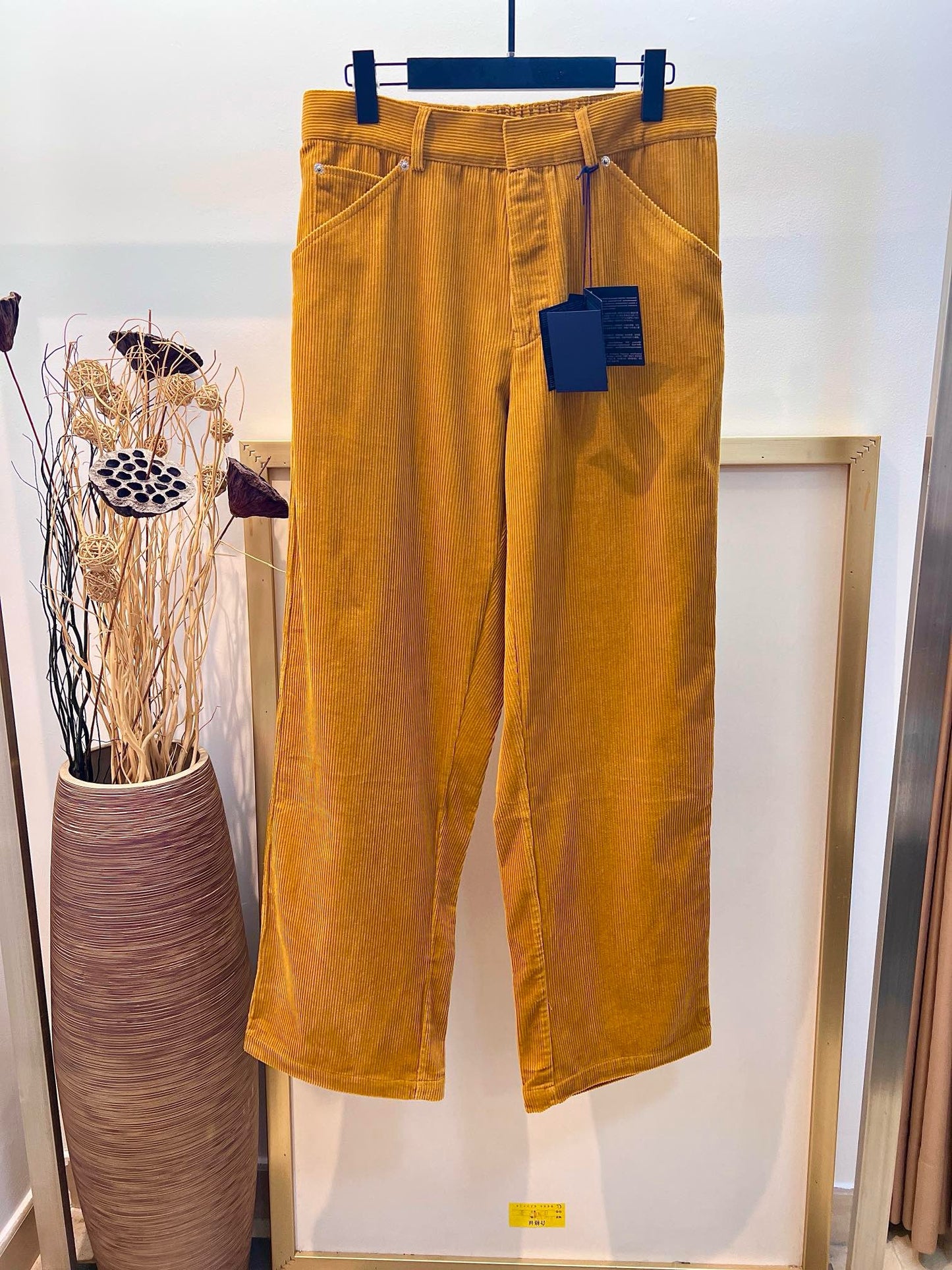 Pantalón marrón y azul