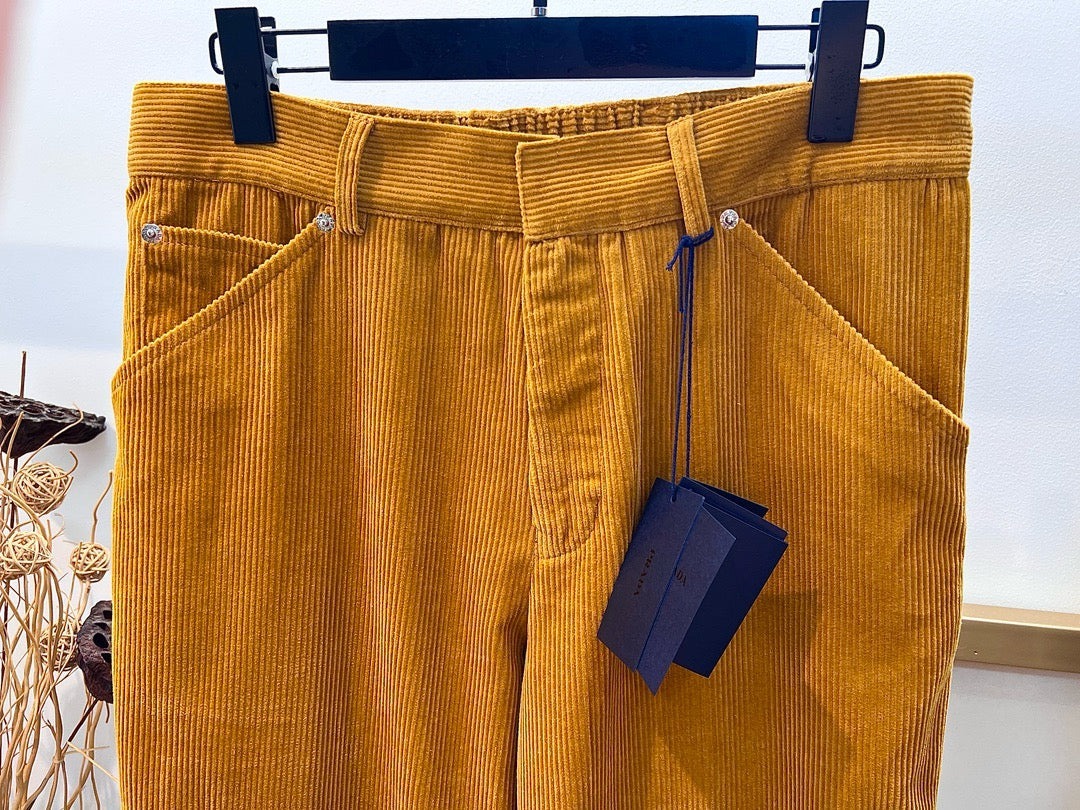 Pantalón marrón y azul