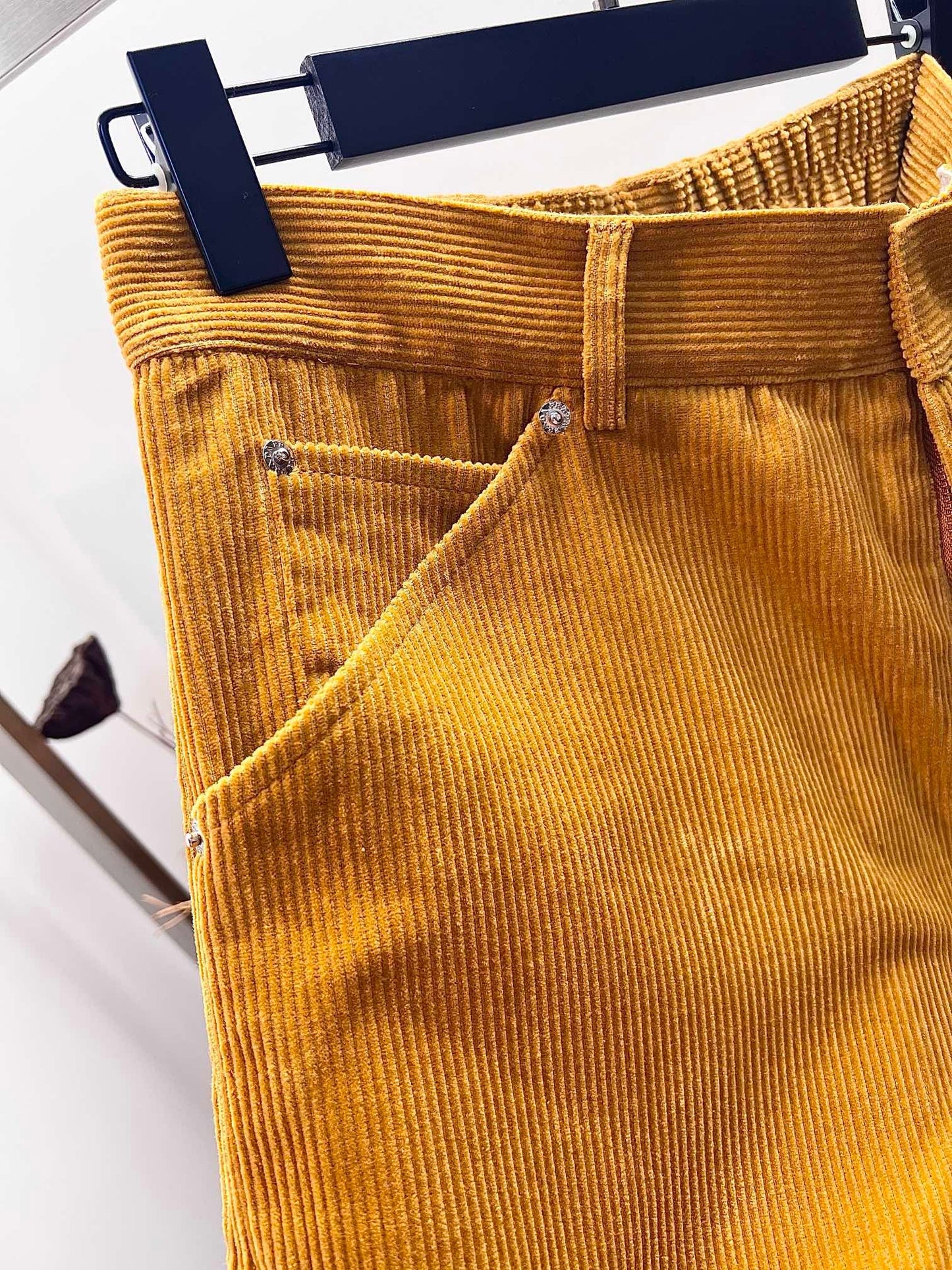 Pantalón marrón y azul