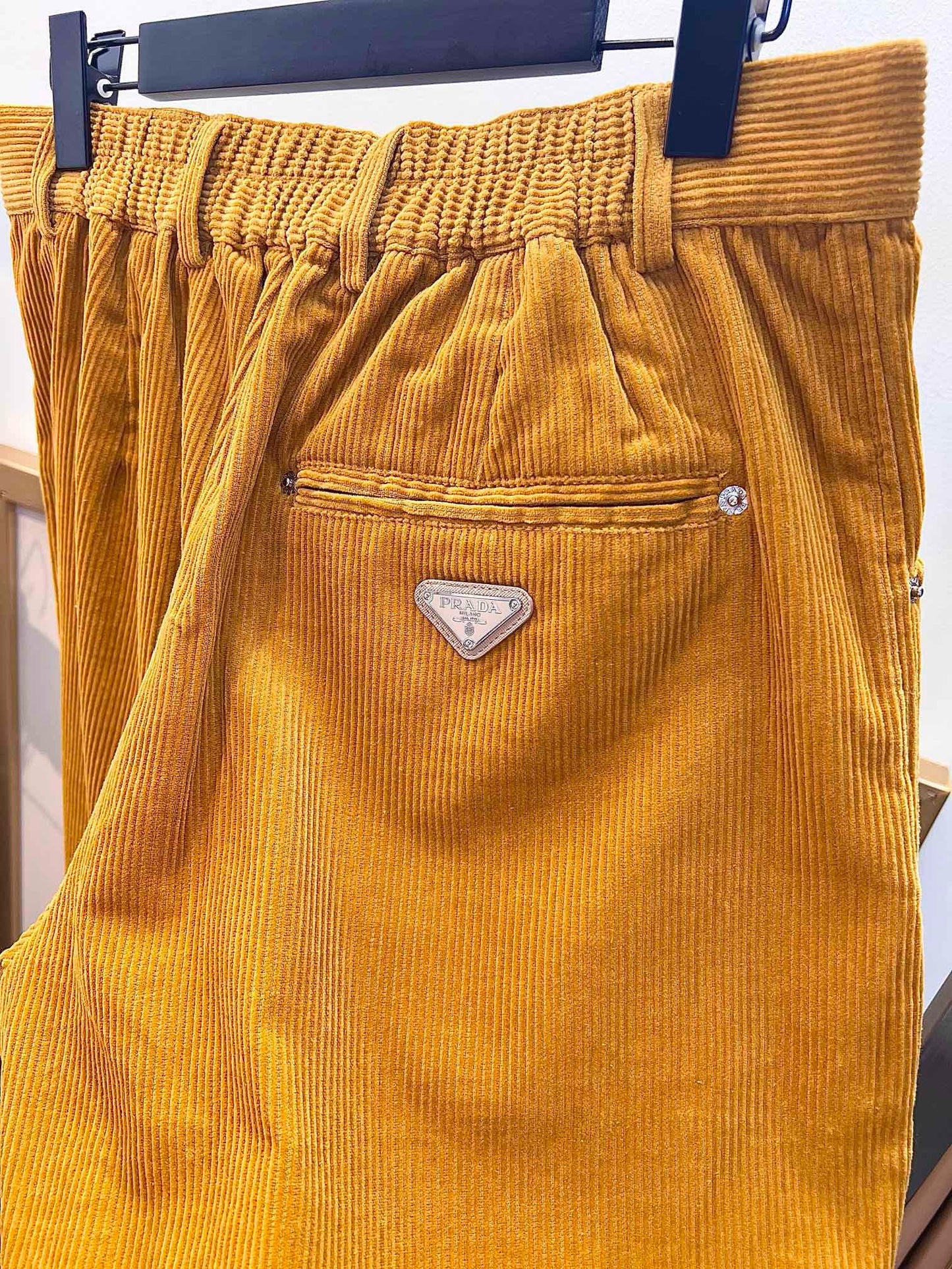 Pantalón marrón y azul