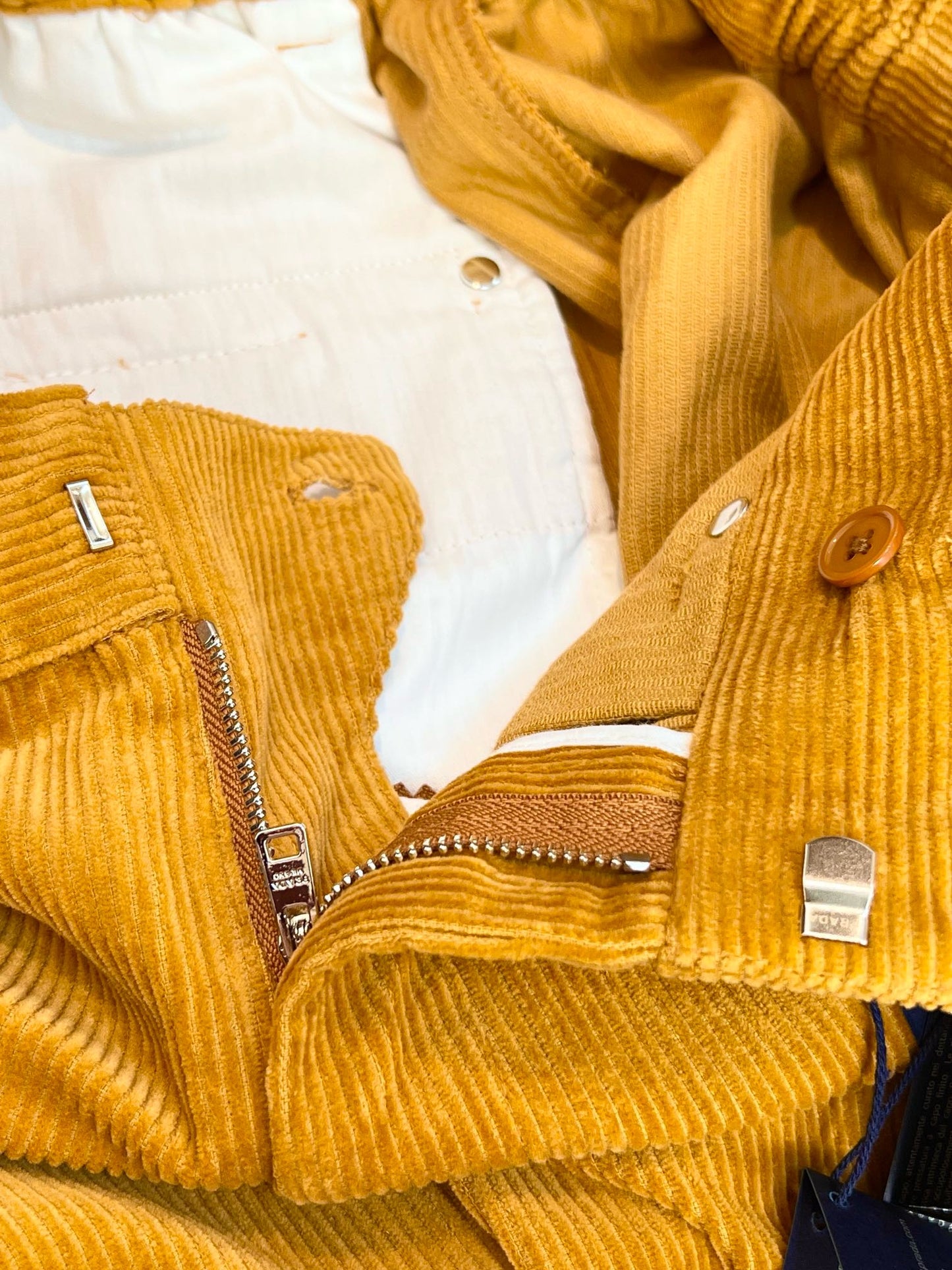Pantalón marrón y azul