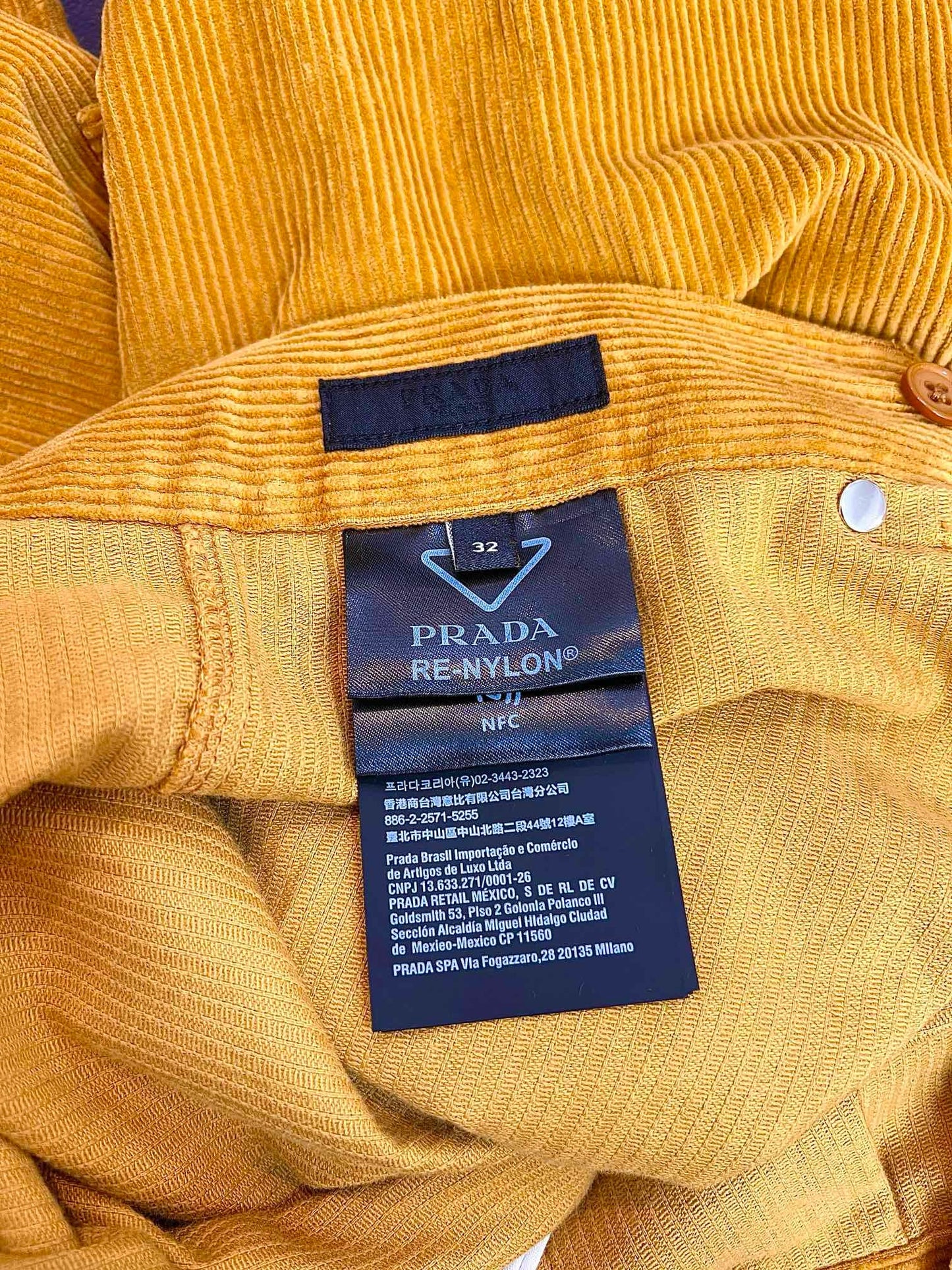 Pantalón marrón y azul