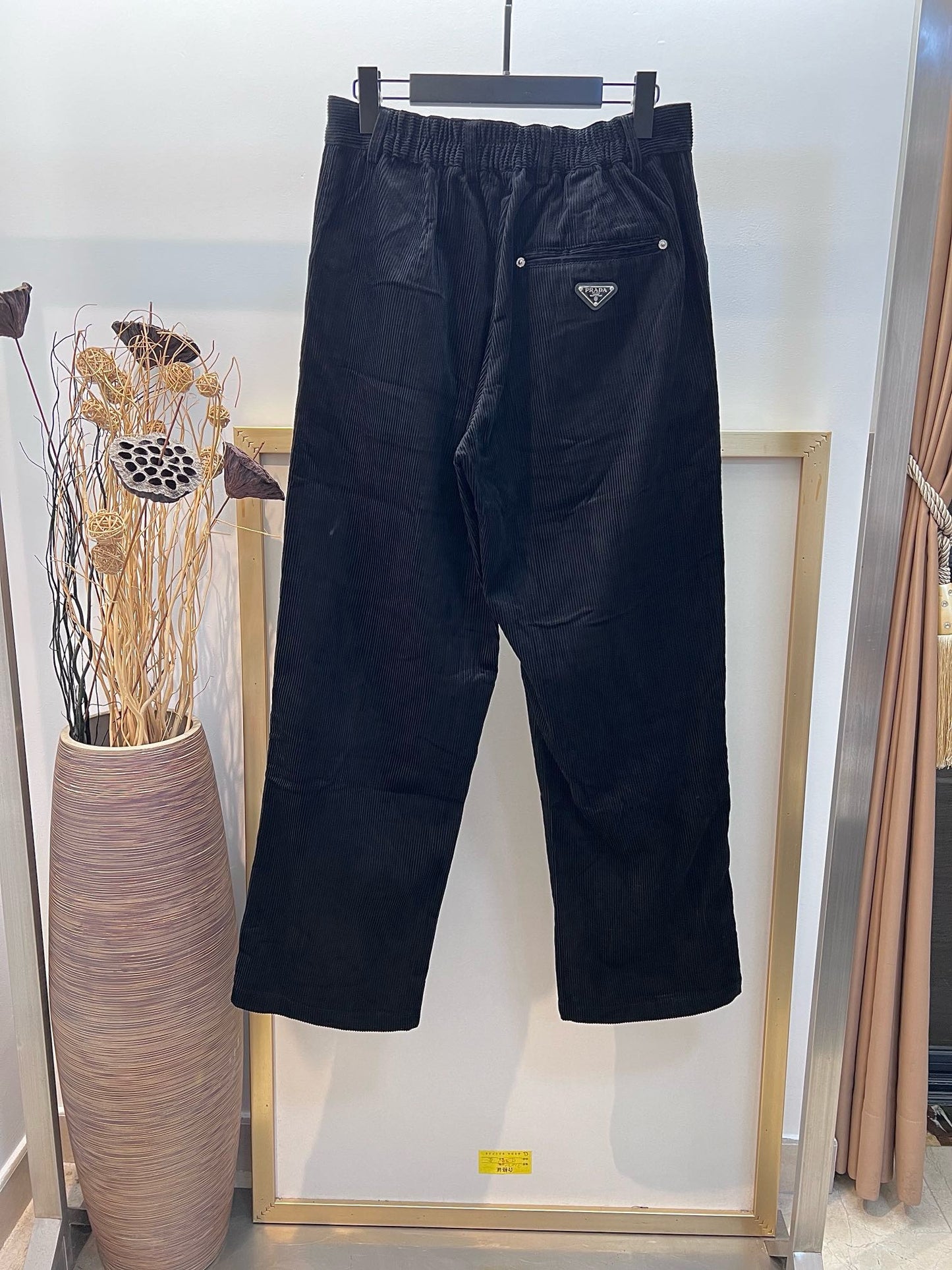 Pantalón marrón y azul