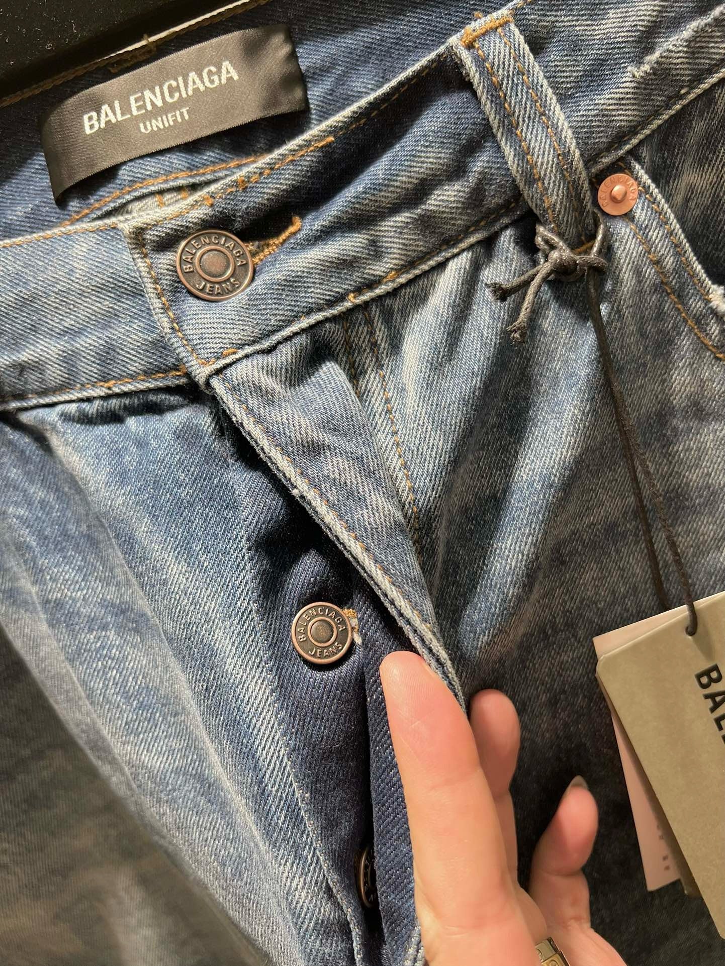 Pantalón azul oscuro y gris oscuro