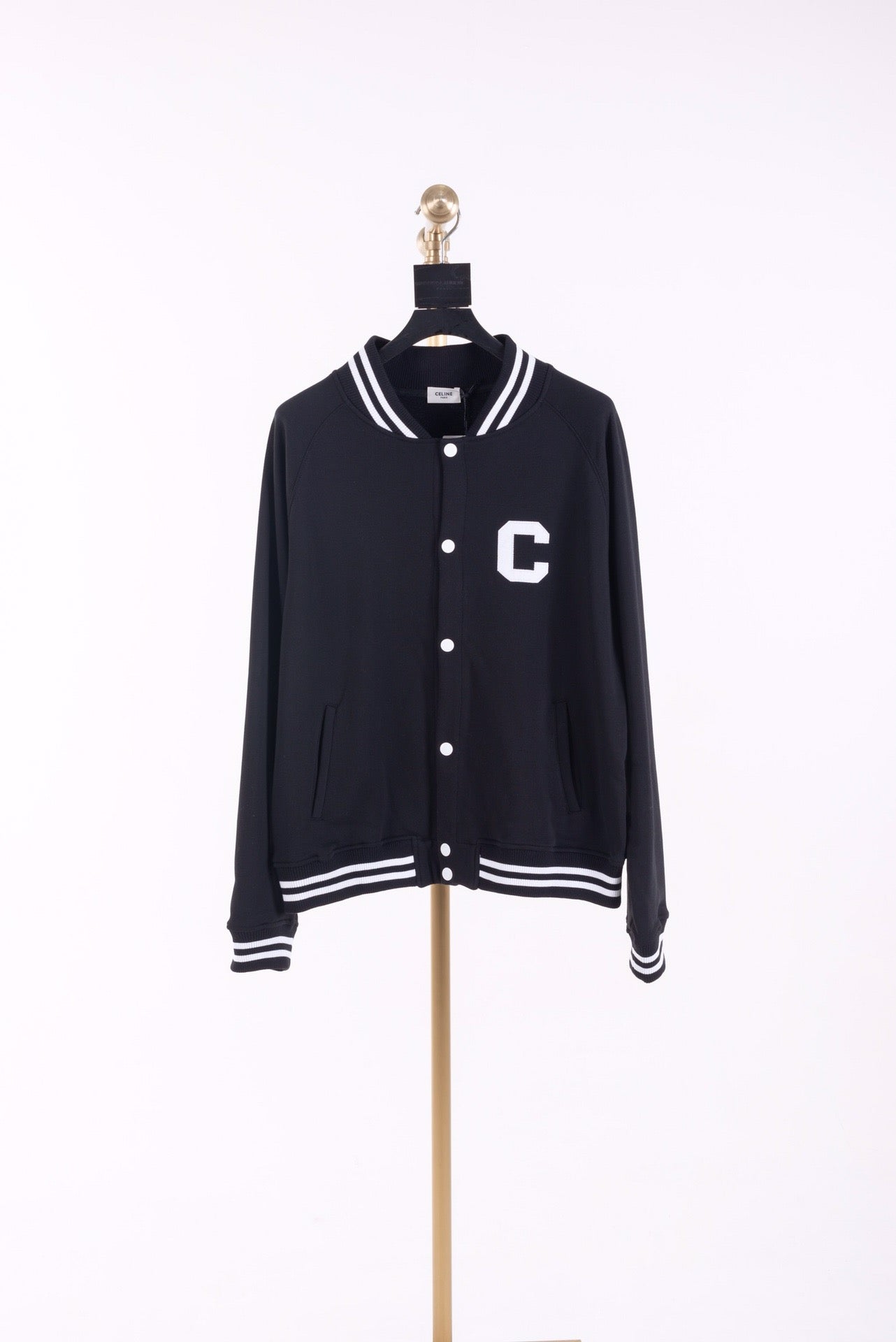 Chaqueta blanca y negra