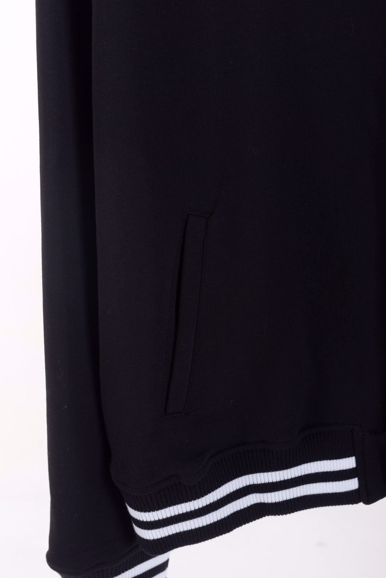 Chaqueta blanca y negra