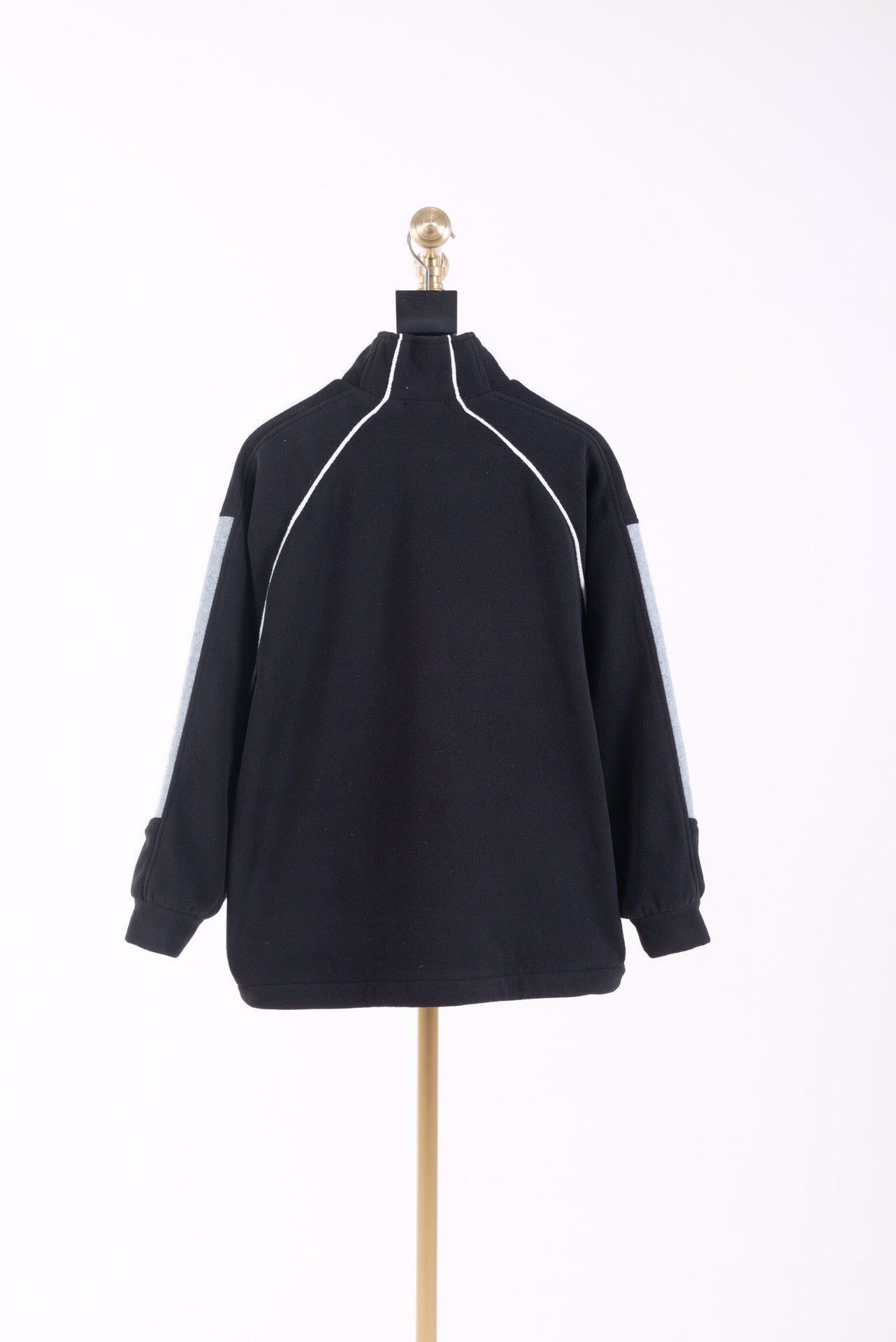 Chaqueta blanca y negra