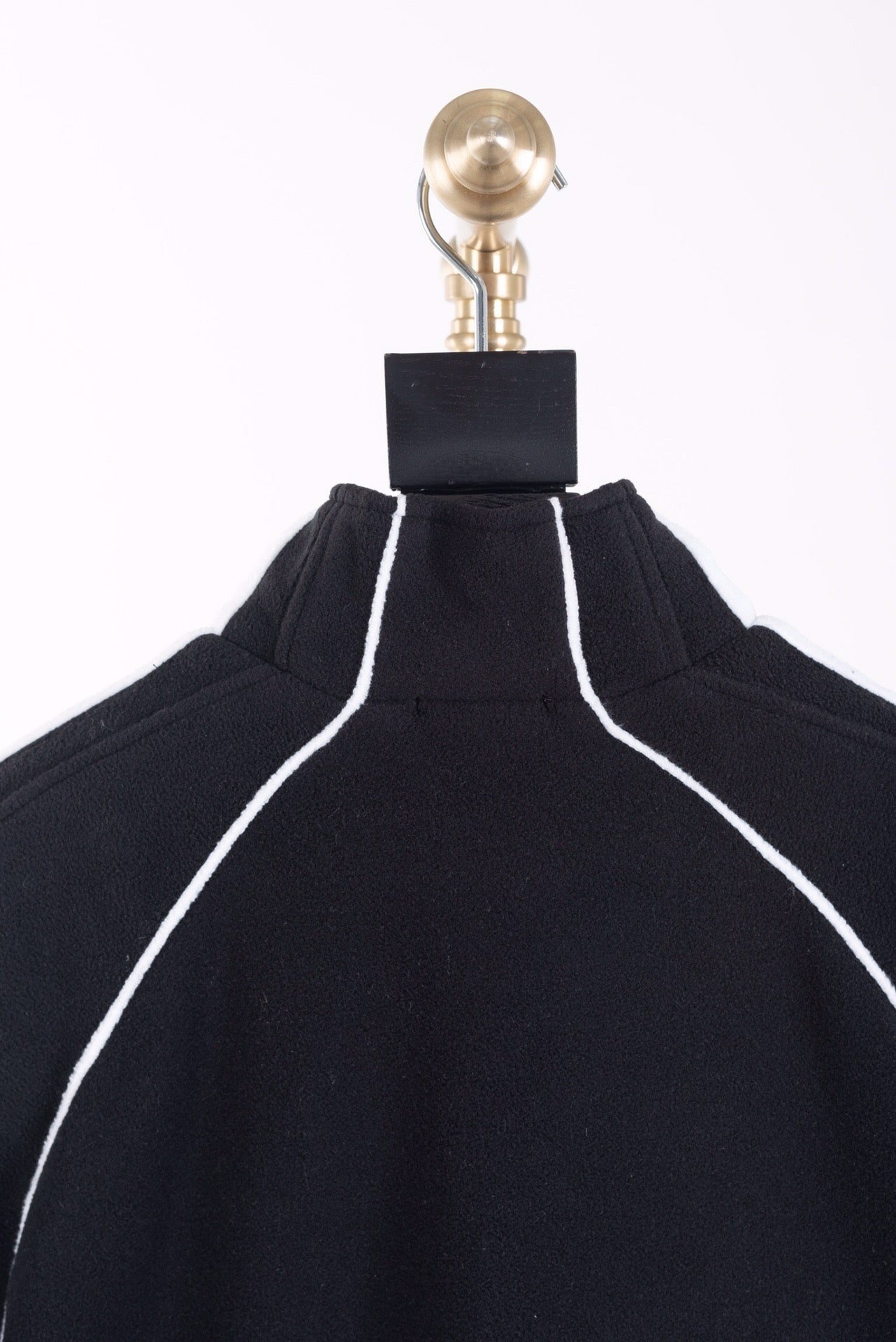 Chaqueta blanca y negra