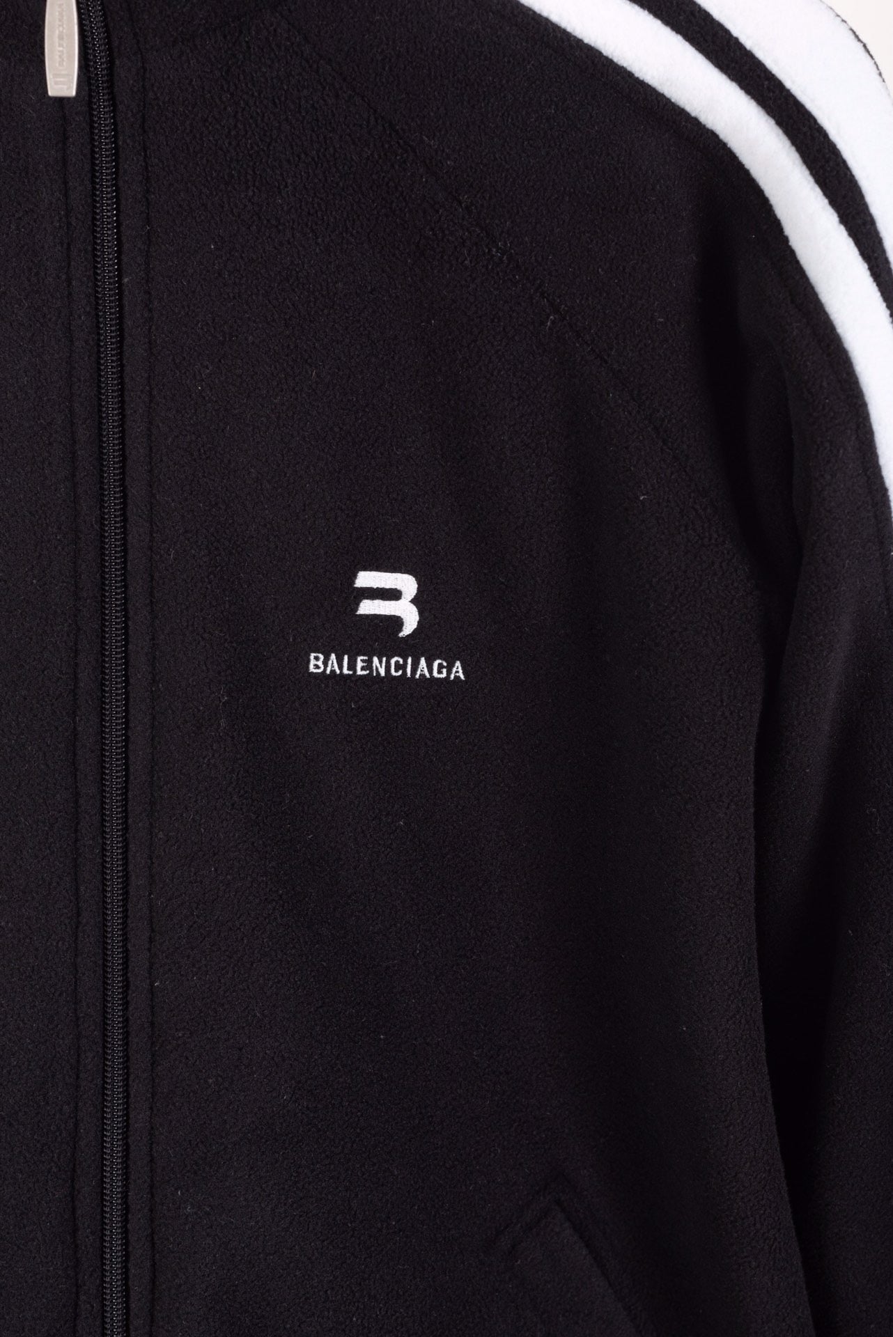 Chaqueta blanca y negra