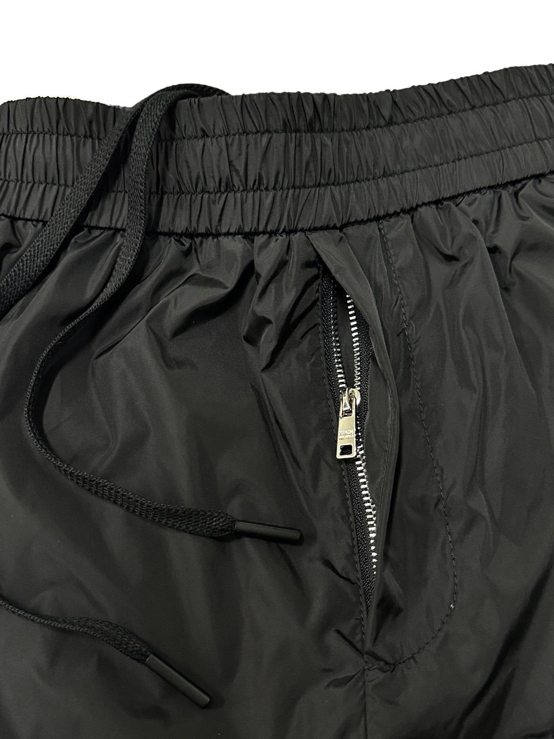 Pantalón negro gris