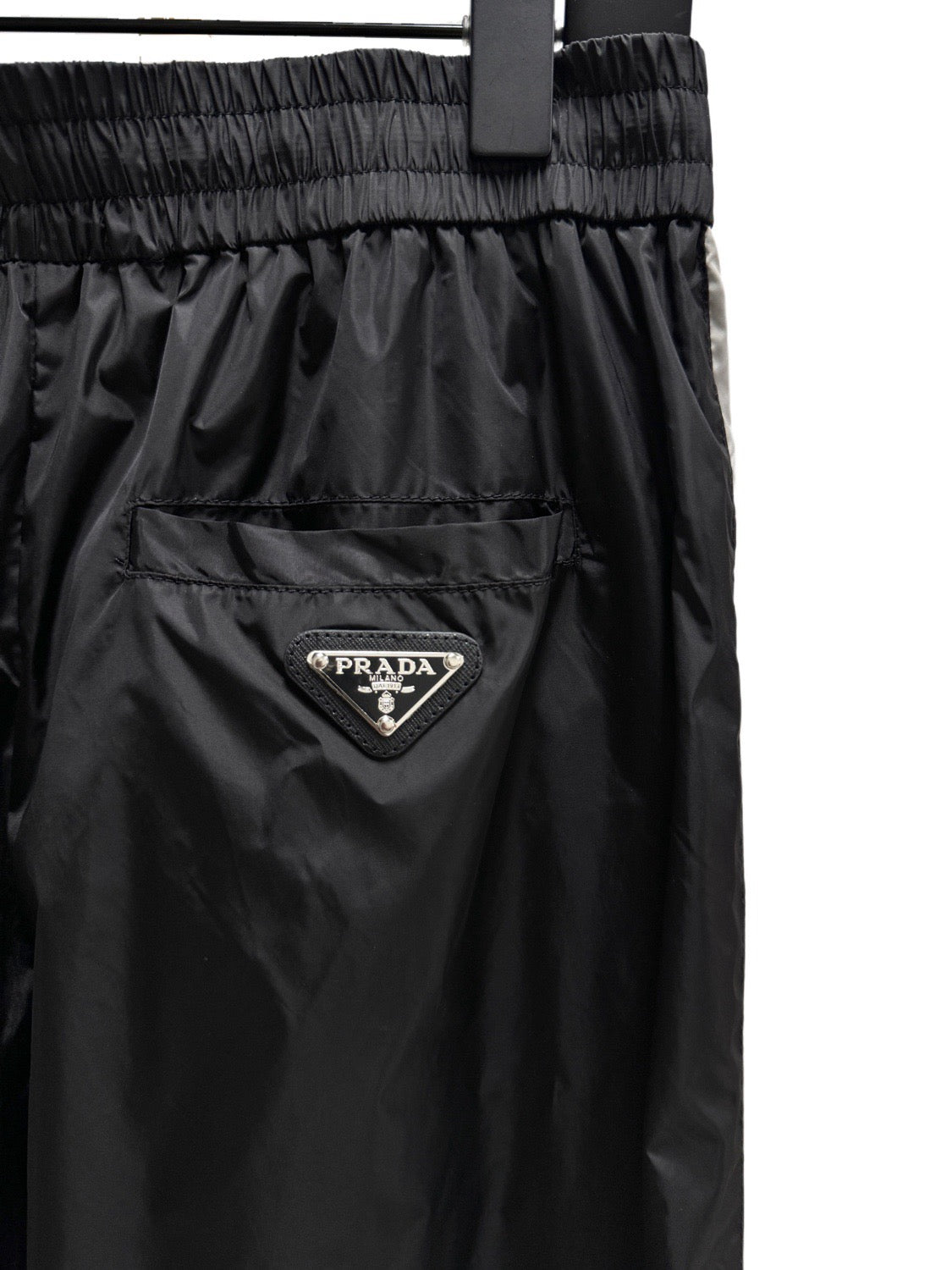 Pantalón negro gris