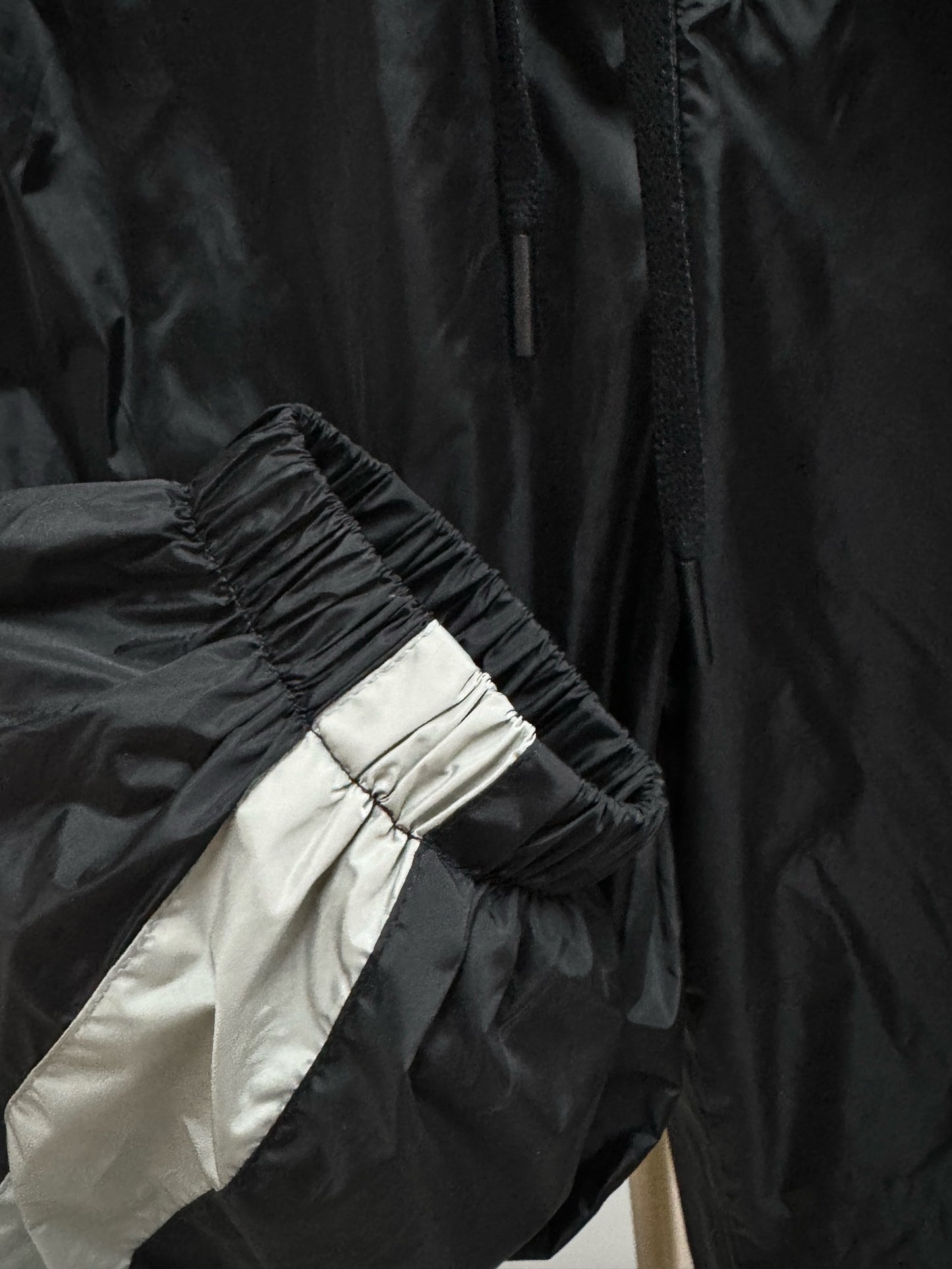 Pantalón negro gris