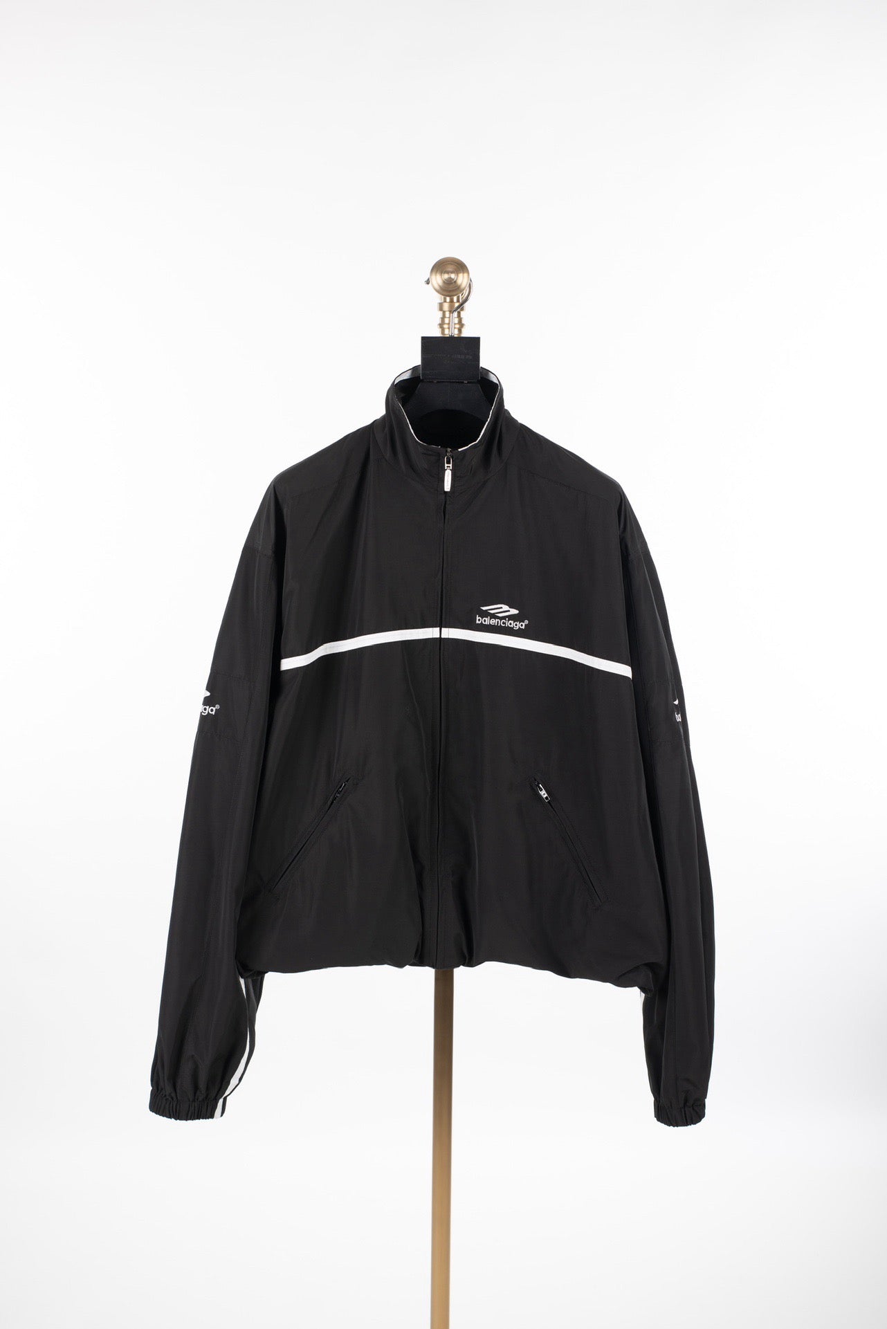 Chaqueta blanca y negra