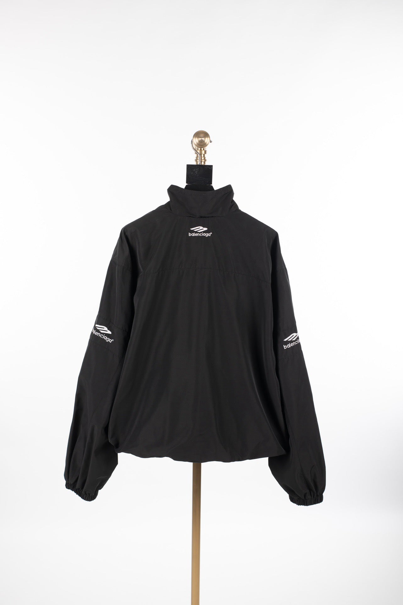 Chaqueta blanca y negra