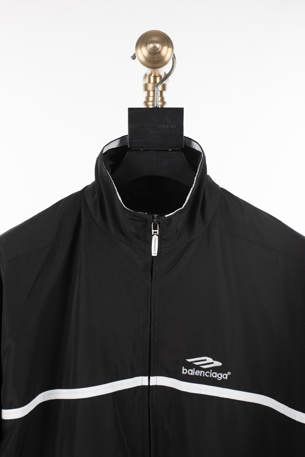 Chaqueta blanca y negra