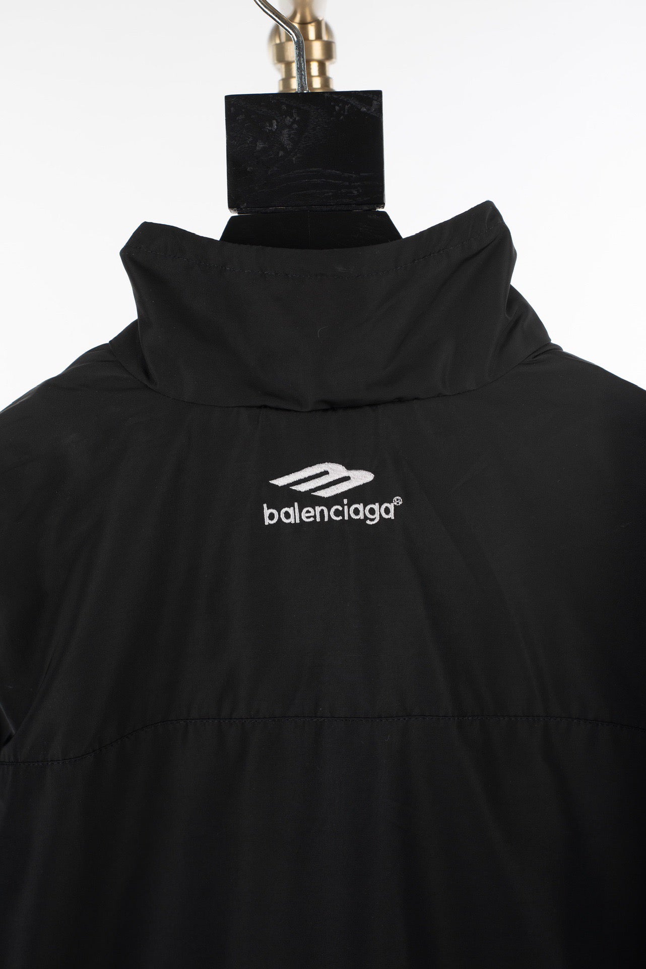 Chaqueta blanca y negra