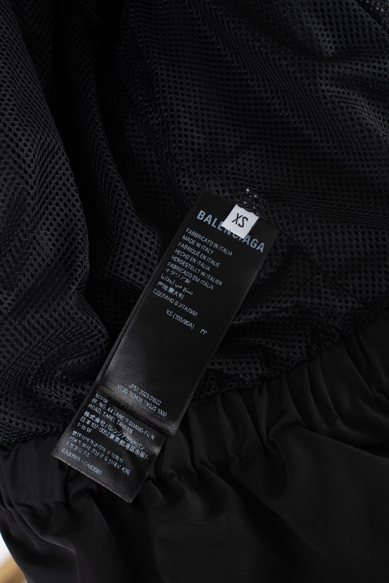 Chaqueta blanca y negra
