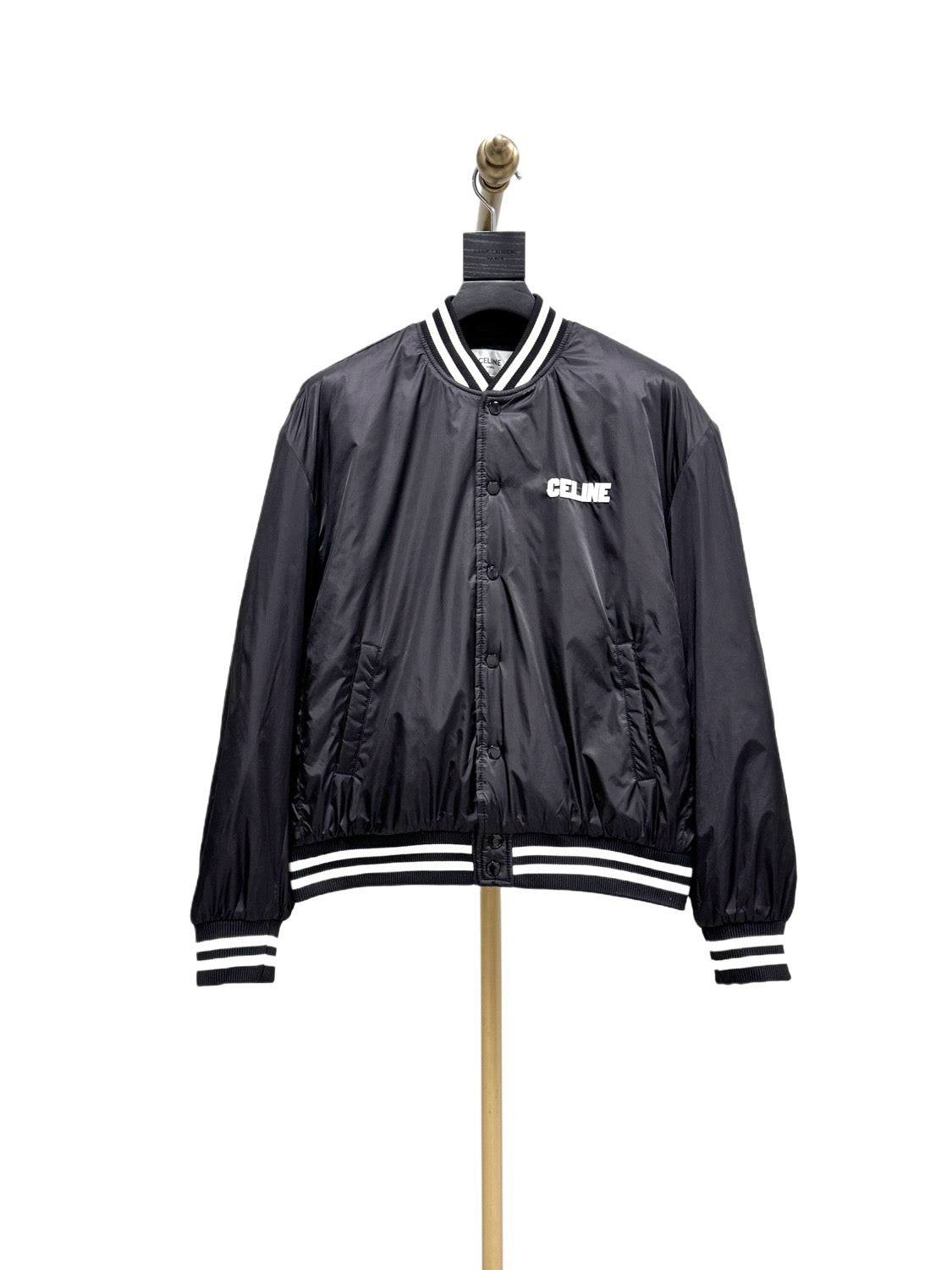Chaqueta blanca y negra