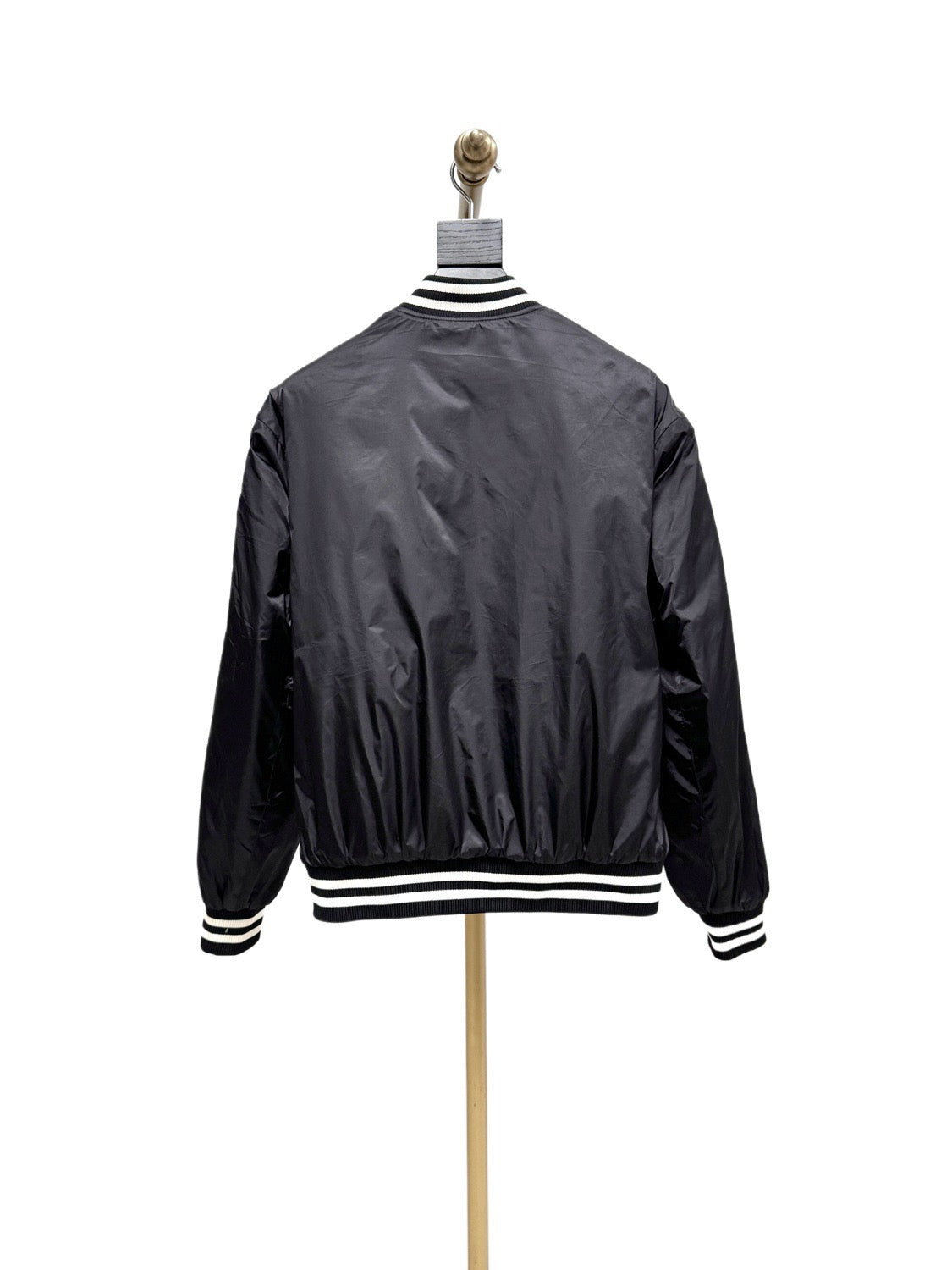 Chaqueta blanca y negra