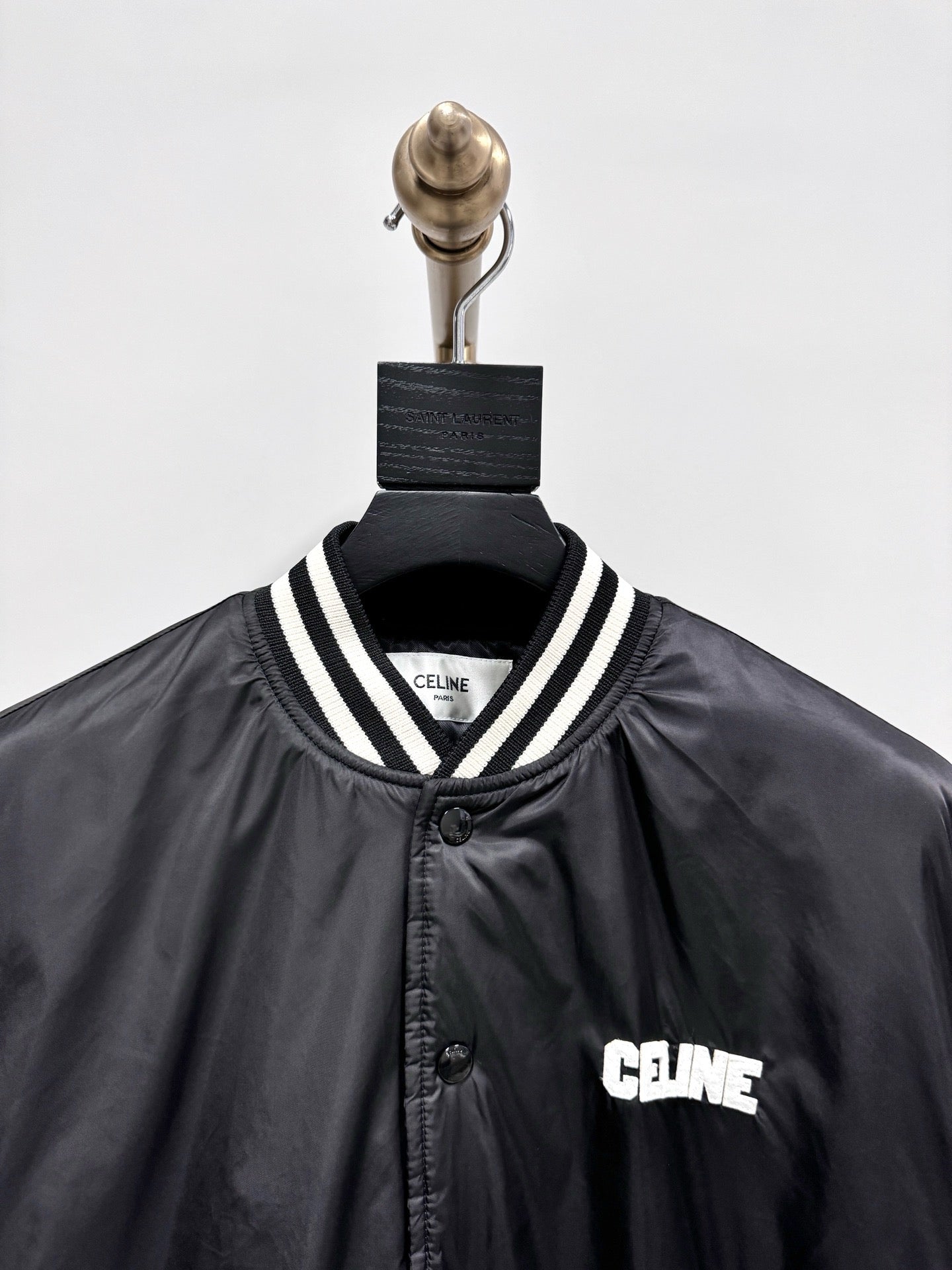 Chaqueta blanca y negra