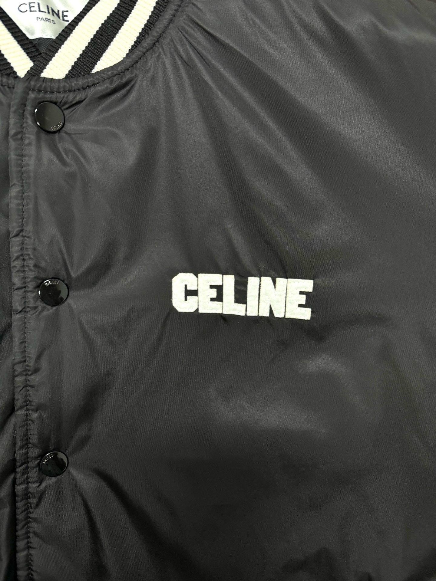 Chaqueta blanca y negra