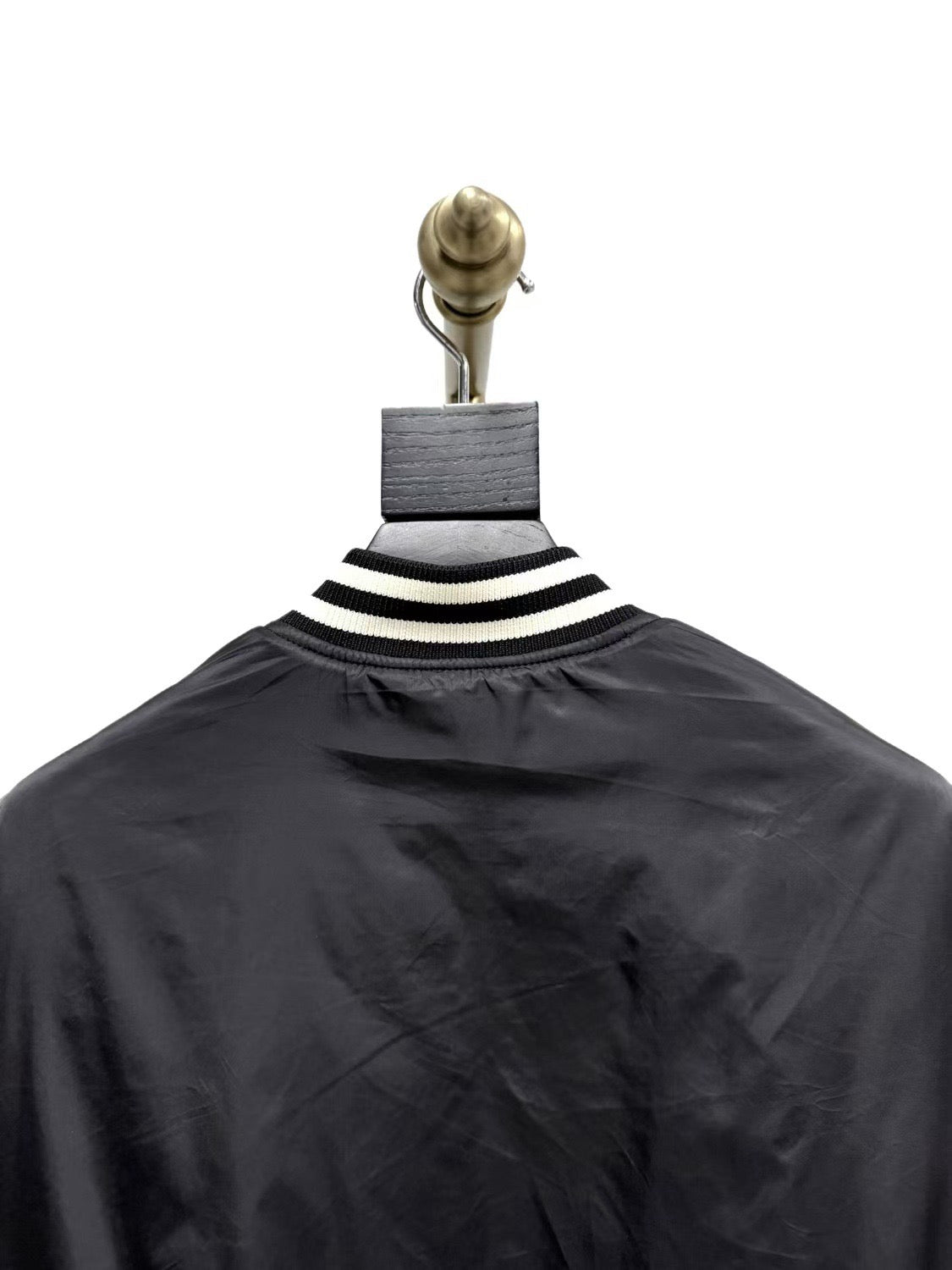 Chaqueta blanca y negra