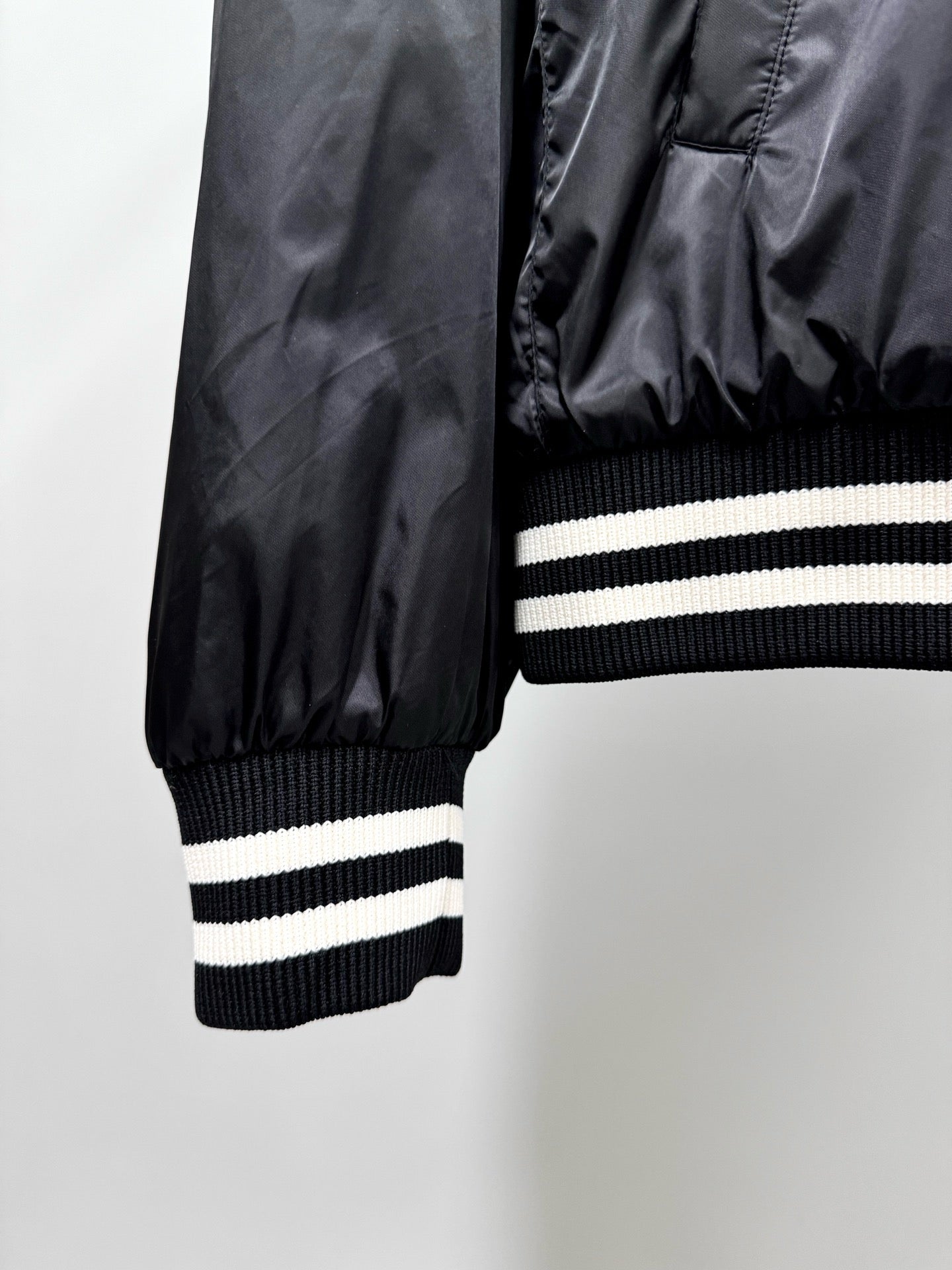 Chaqueta blanca y negra