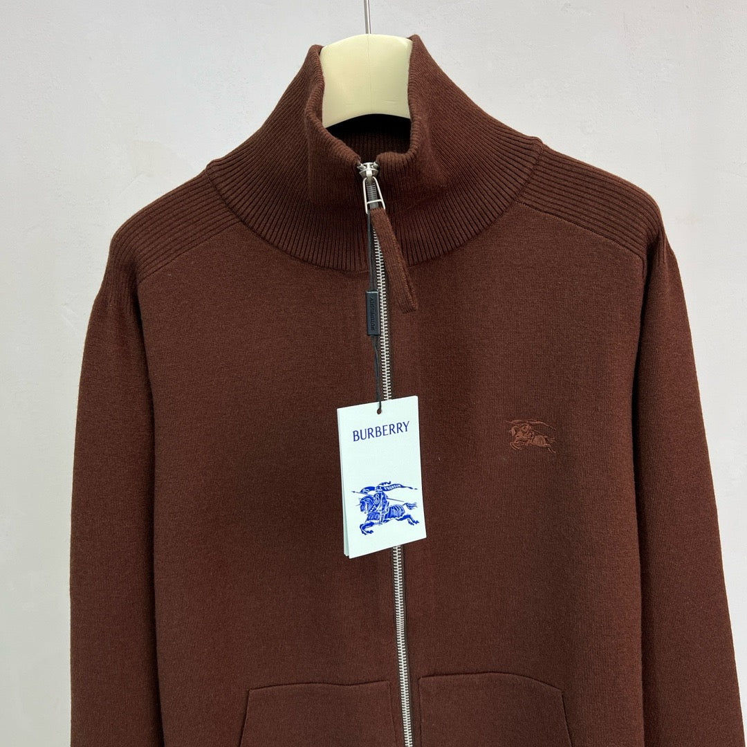 Chaqueta marrón y negra