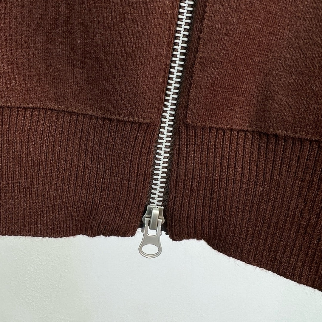 Chaqueta marrón y negra