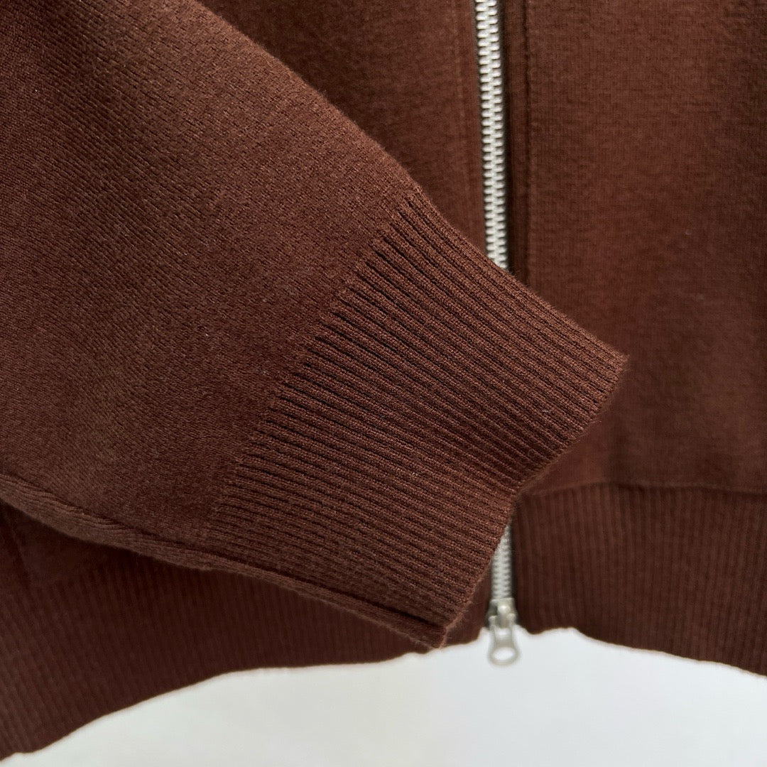 Chaqueta marrón y negra