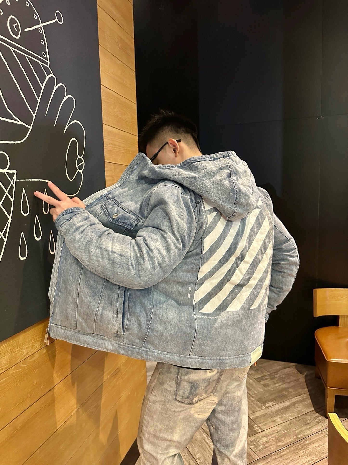 Chaqueta negra y azul