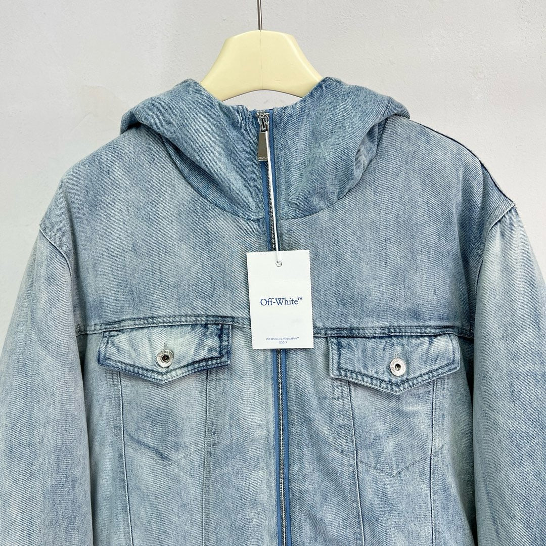 Chaqueta negra y azul