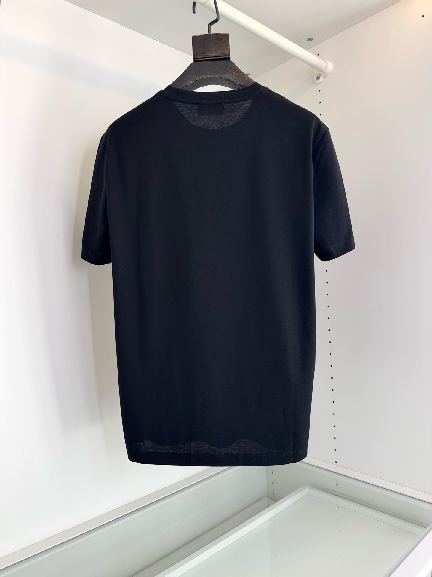Schwarz-weißes T-Shirt