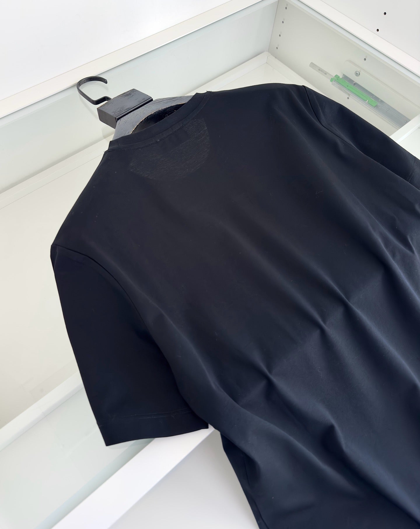Schwarz-weißes T-Shirt
