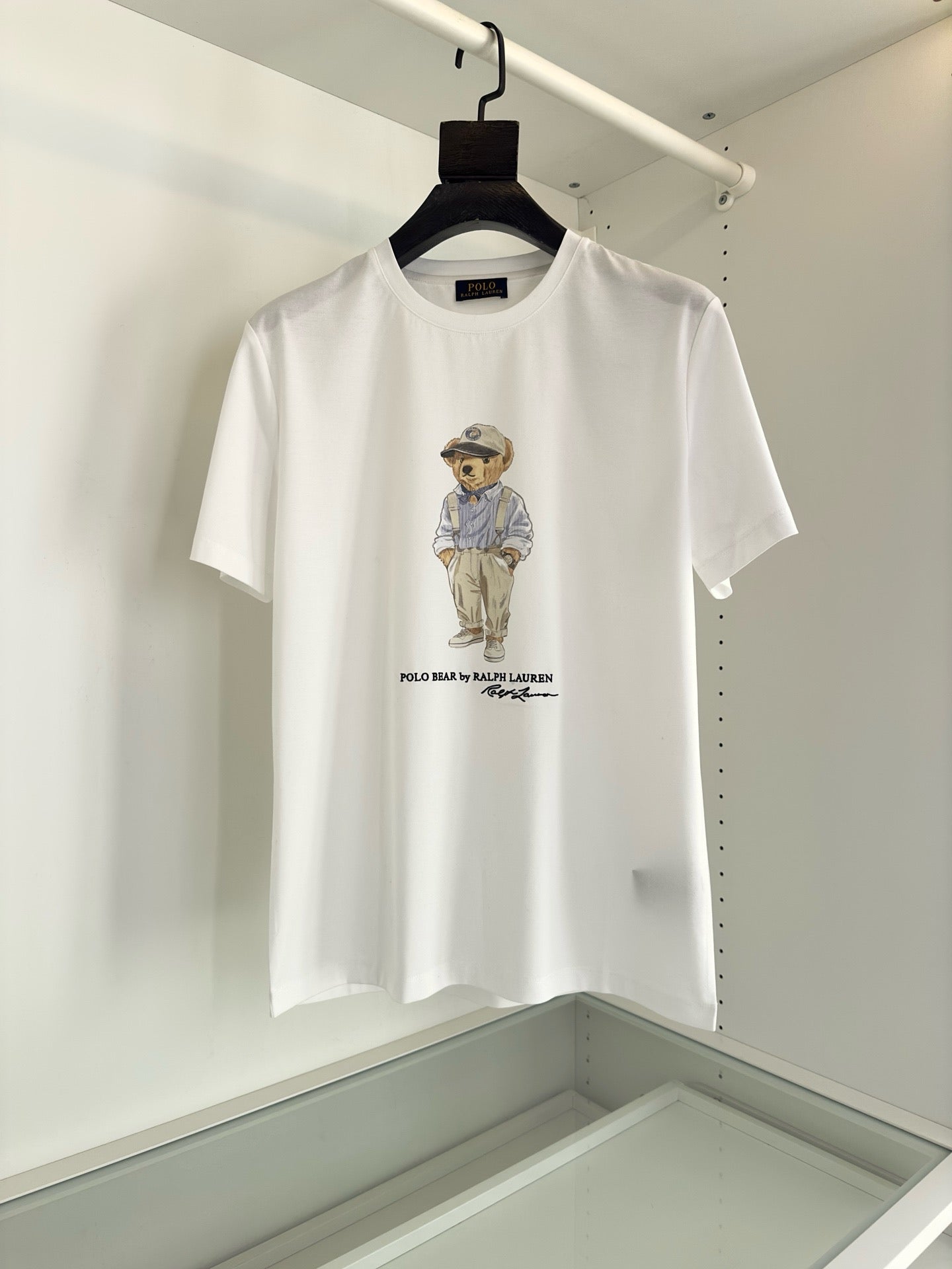 Schwarz-weißes T-Shirt