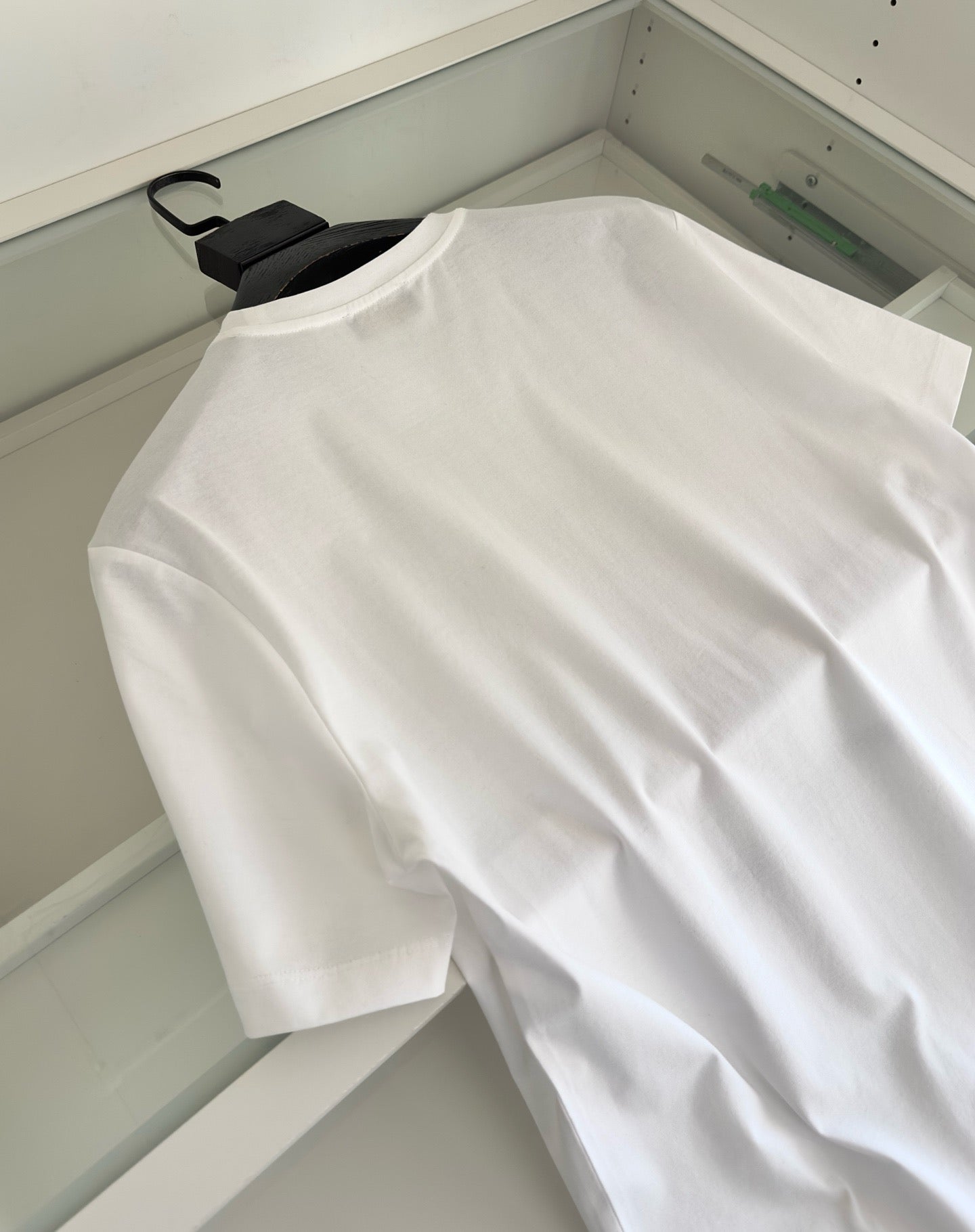 Schwarz-weißes T-Shirt