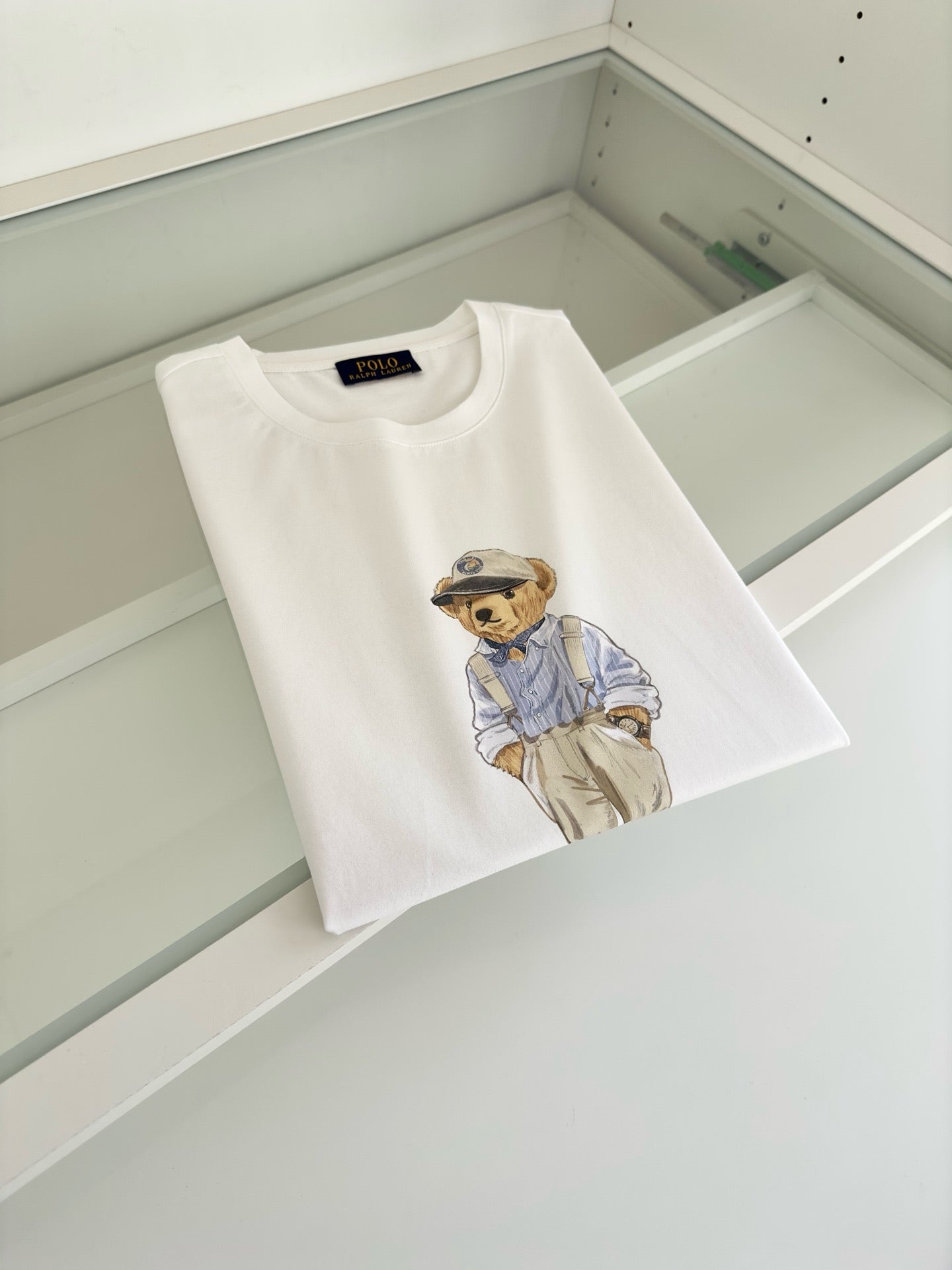 Schwarz-weißes T-Shirt
