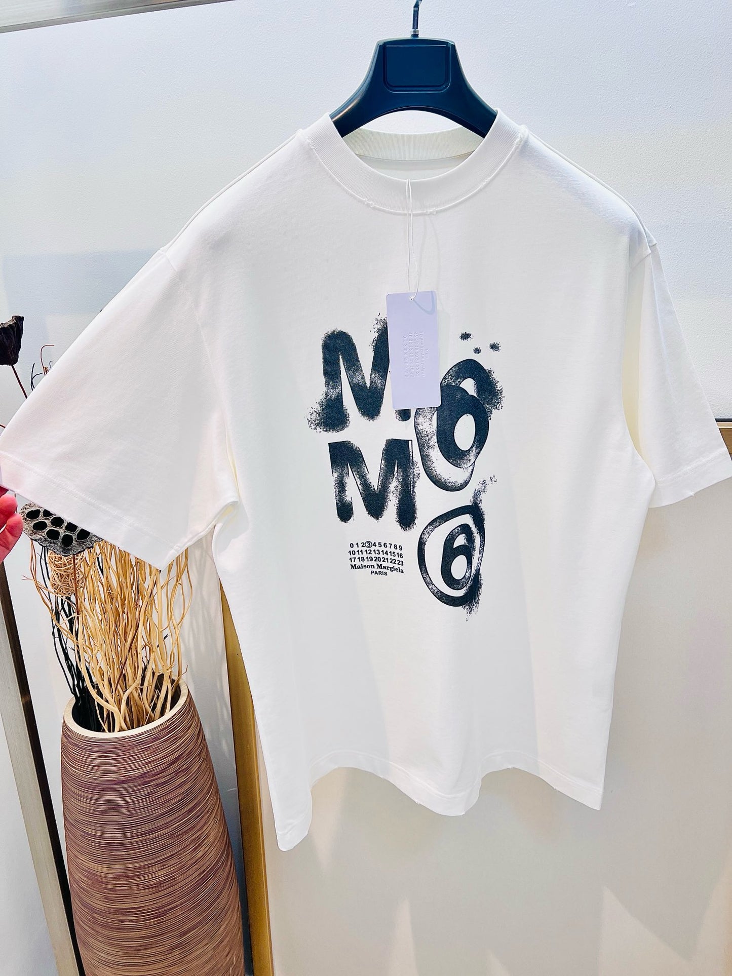 Schwarz-weißes T-Shirt